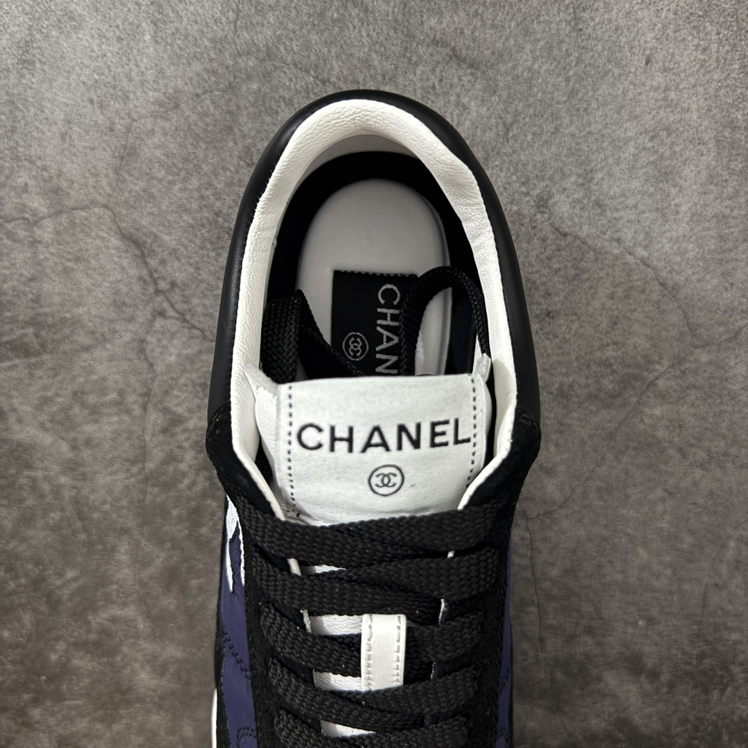 图片[8]-【渠道顶级礼盒】CHANEL香奈儿 26P 麂皮 厚底系带 低帮 生活休闲鞋熊猫鞋 1cm 女款 白色 2026ss火爆熊猫鞋配色 厚底休闲运动鞋板鞋同步 非常火爆 非常难买的一款鞋 全网最火的厚底熊猫 鞋 可想而知控不可错过的 颜值与舒适并存的 简约百搭小白鞋 厚底增高超级百搭，闭眼入谁穿谁好看 鞋面：牛仔布 内里：羊皮 大底：原版橡胶发泡大底 尺码：35 36 37 38 39 40-选品中心