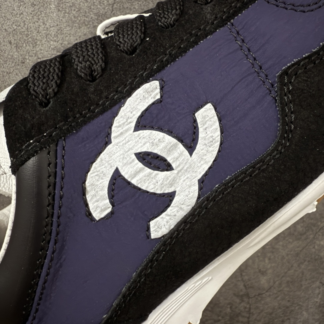 图片[4]-【渠道顶级礼盒】CHANEL香奈儿 26P 麂皮 厚底系带 低帮 生活休闲鞋熊猫鞋 1cm 女款 白色 2026ss火爆熊猫鞋配色 厚底休闲运动鞋板鞋同步 非常火爆 非常难买的一款鞋 全网最火的厚底熊猫 鞋 可想而知控不可错过的 颜值与舒适并存的 简约百搭小白鞋 厚底增高超级百搭，闭眼入谁穿谁好看 鞋面：牛仔布 内里：羊皮 大底：原版橡胶发泡大底 尺码：35 36 37 38 39 40-选品中心