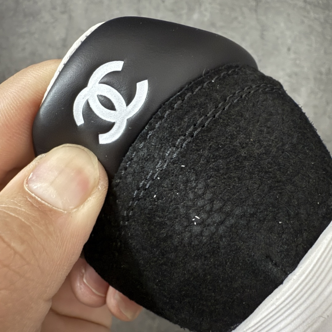 图片[2]-【渠道顶级礼盒】CHANEL香奈儿 26P 麂皮 厚底系带 低帮 生活休闲鞋熊猫鞋 1cm 女款 白色 2026ss火爆熊猫鞋配色 厚底休闲运动鞋板鞋同步 非常火爆 非常难买的一款鞋 全网最火的厚底熊猫 鞋 可想而知控不可错过的 颜值与舒适并存的 简约百搭小白鞋 厚底增高超级百搭，闭眼入谁穿谁好看 鞋面：牛仔布 内里：羊皮 大底：原版橡胶发泡大底 尺码：35 36 37 38 39 40-选品中心