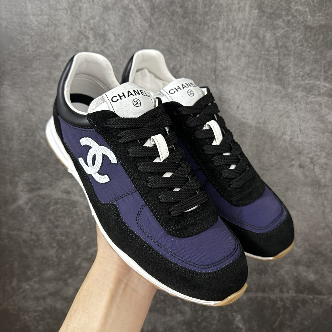 【渠道顶级礼盒】CHANEL香奈儿 26P 麂皮 厚底系带 低帮 生活休闲鞋熊猫鞋 1cm 女款 白色 2026ss火爆熊猫鞋配色 厚底休闲运动鞋板鞋同步 非常火爆 非常难买的一款鞋 全网最火的厚底熊猫 鞋 可想而知控不可错过的 颜值与舒适并存的 简约百搭小白鞋 厚底增高超级百搭，闭眼入谁穿谁好看 鞋面：牛仔布 内里：羊皮 大底：原版橡胶发泡大底 尺码：35 36 37 38 39 40-选品中心