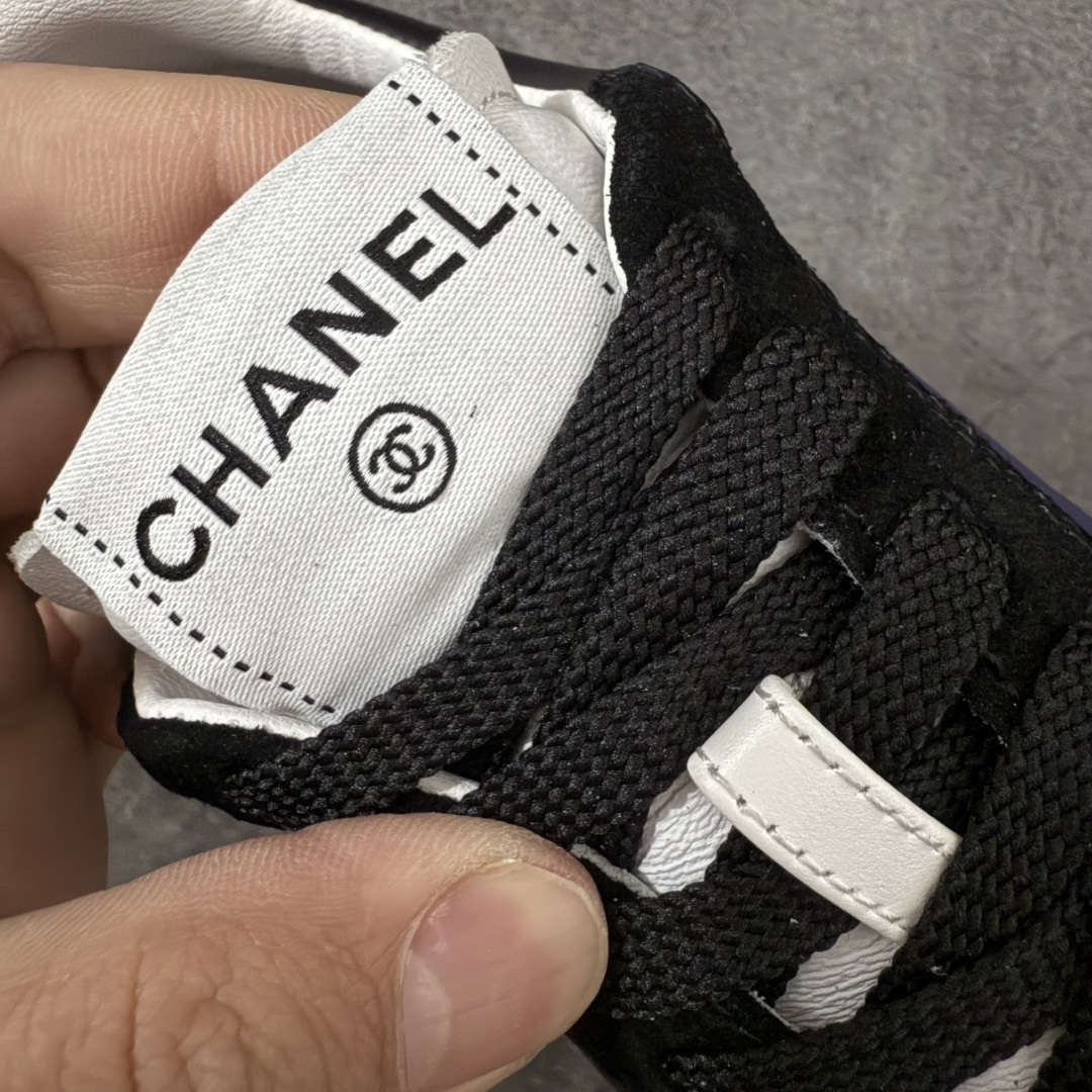 图片[6]-【渠道顶级礼盒】CHANEL香奈儿 26P 麂皮 厚底系带 低帮 生活休闲鞋熊猫鞋 1cm 女款 白色 2026ss火爆熊猫鞋配色 厚底休闲运动鞋板鞋同步 非常火爆 非常难买的一款鞋 全网最火的厚底熊猫 鞋 可想而知控不可错过的 颜值与舒适并存的 简约百搭小白鞋 厚底增高超级百搭，闭眼入谁穿谁好看 鞋面：牛仔布 内里：羊皮 大底：原版橡胶发泡大底 尺码：35 36 37 38 39 40-选品中心