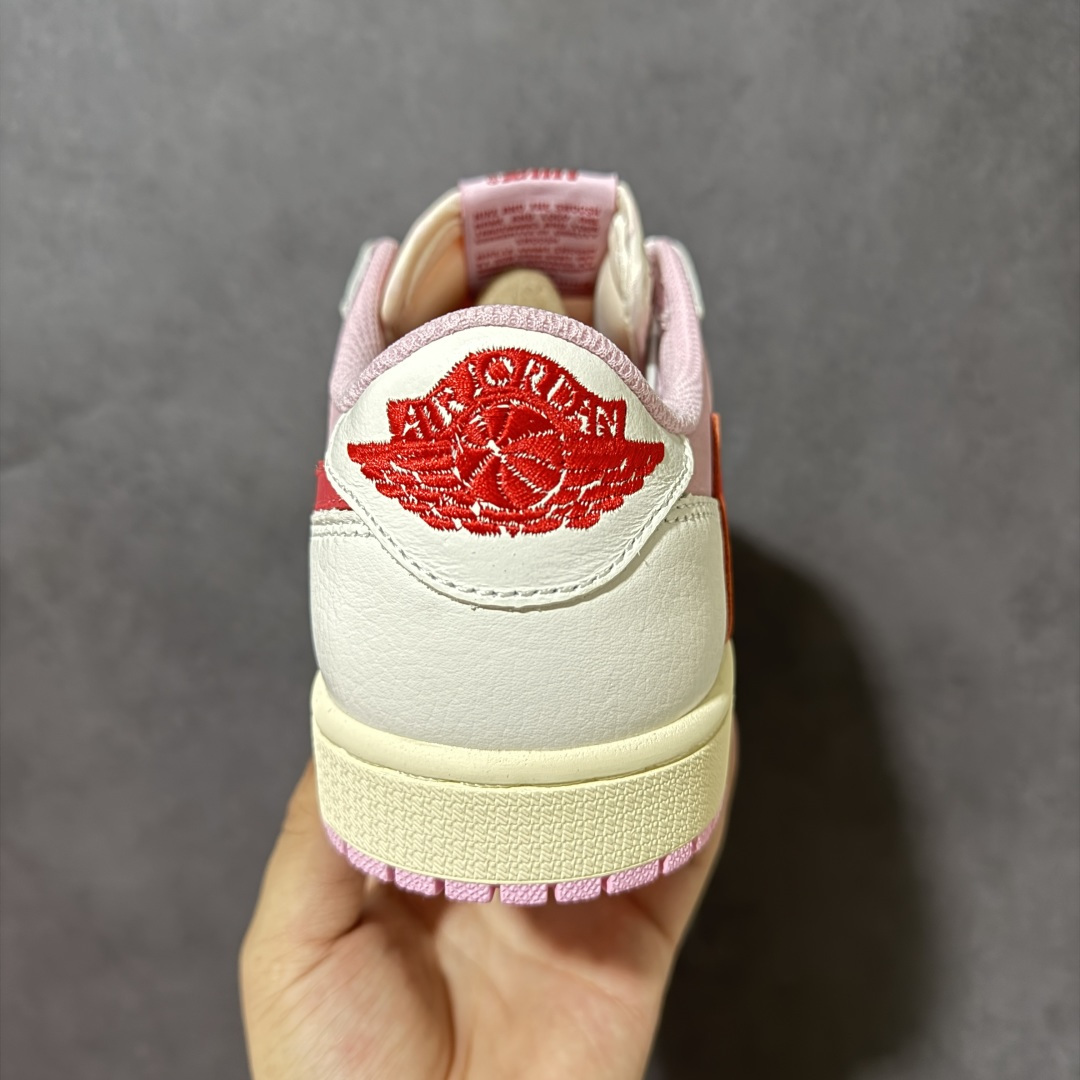图片[4]-【公司级】Nike Air Jordan 1 x Travis Scott AJ1倒勾 乔一倒钩 耐克 低帮文化篮球鞋 升级原楦原档案数据开发纸版楦型 采用同源纳帕头层皮革鞋面材质 全新底模完美品相清洁度及喷漆效果 完美品质出货 细节如图所示 鞋面切割工整 冲孔整齐干净 中底拉帮线 整体清洁度非常好 货号：IQ7604-101 尺码：36 36.5 37.5 38 38.5 39 40 40.5 41 42 42.5 43 44 45 46 47-选品中心