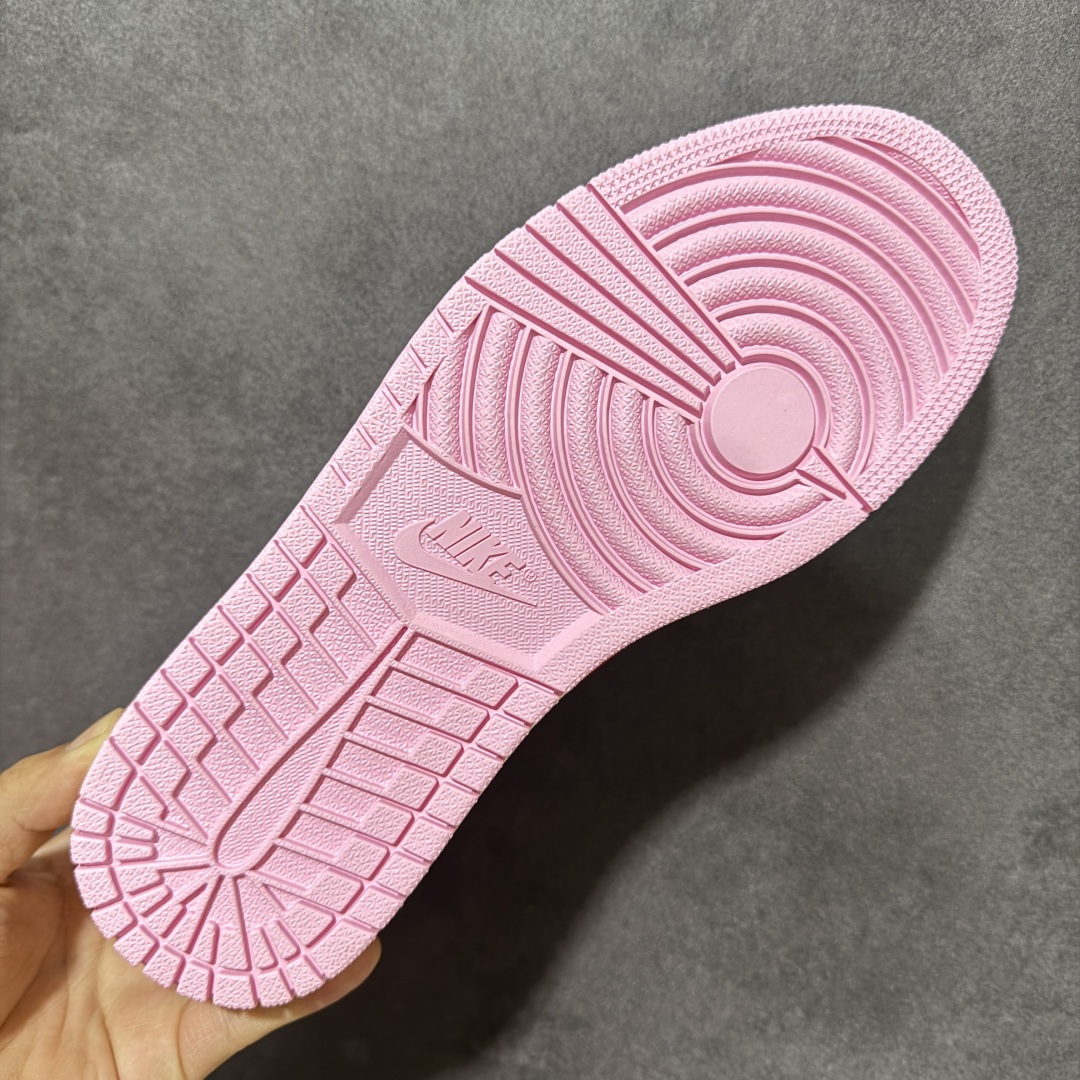 图片[9]-【公司级】Nike Air Jordan 1 x Travis Scott AJ1倒勾 乔一倒钩 耐克 低帮文化篮球鞋 升级原楦原档案数据开发纸版楦型 采用同源纳帕头层皮革鞋面材质 全新底模完美品相清洁度及喷漆效果 完美品质出货 细节如图所示 鞋面切割工整 冲孔整齐干净 中底拉帮线 整体清洁度非常好 货号：IQ7604-101 尺码：36 36.5 37.5 38 38.5 39 40 40.5 41 42 42.5 43 44 45 46 47-选品中心