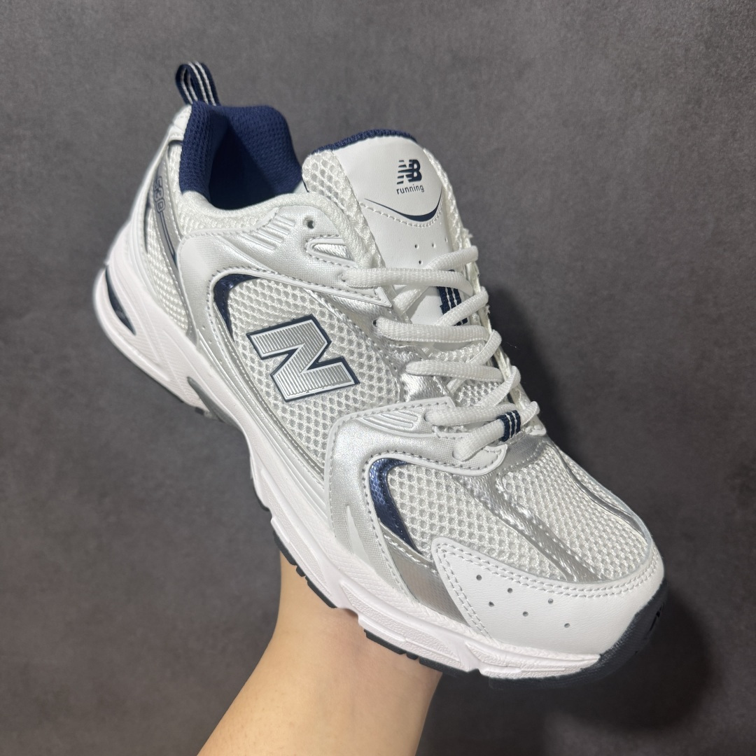 图片[3]-【公司级】】New Balance NB530 新百伦复古透气跑步鞋 以皮革为主的人气轮廓 以极具复古风范的跑鞋外观呈现 设计上全鞋以简约清爽的纯白色作基底 鞋身覆盖大面积织物网眼材质 并于鞋头、鞋带孔眼片等细节处点缀对比鲜明的反光银镀层凸显 鞋舌、侧身等位置则辅以一贯的「N」字标志和品牌徽标彰显身份 最后通过搭载的 ABZORB 缓震中底完善整体造型 货号：MR530SD 尺码：36-45带半码-选品中心
