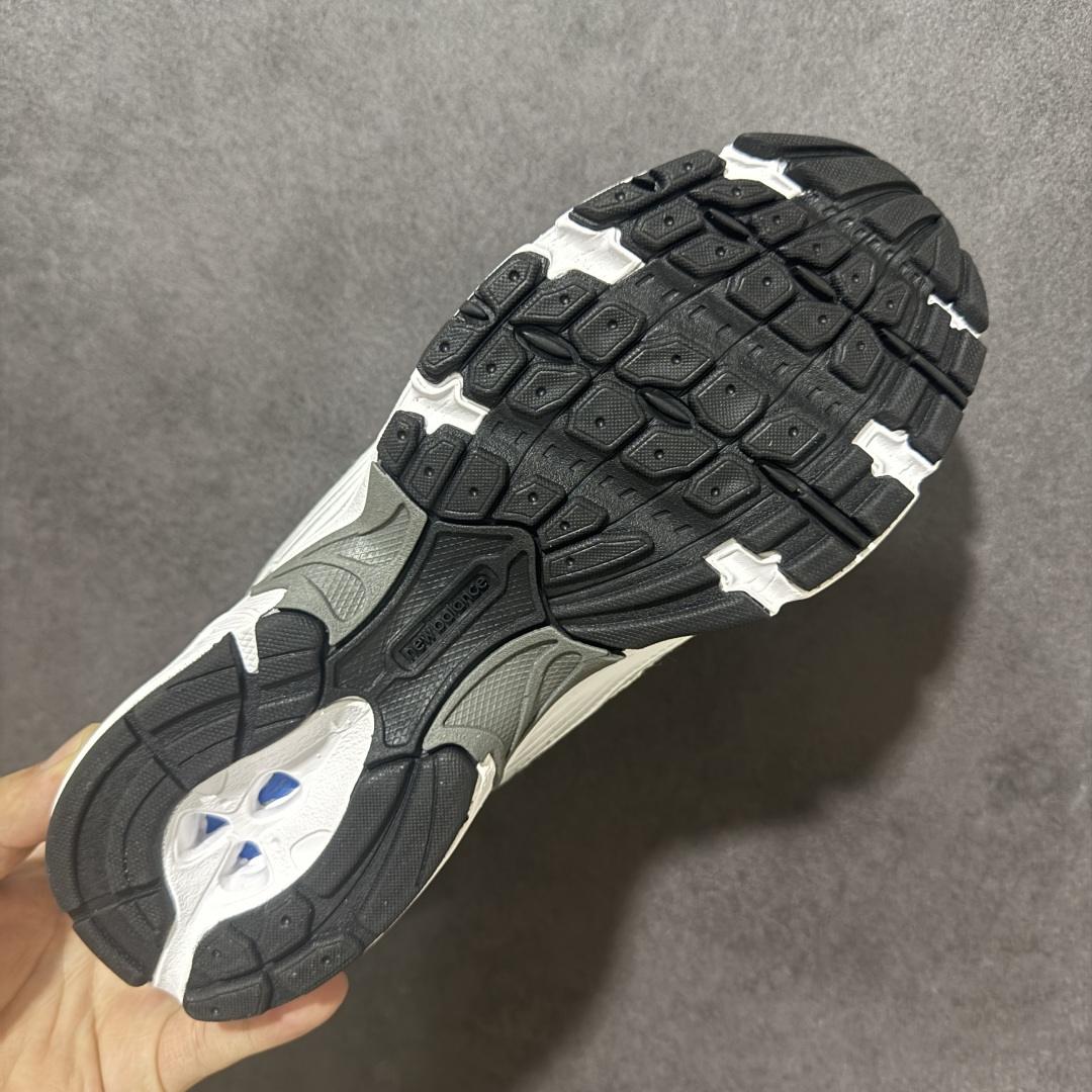 图片[9]-【公司级】】New Balance NB530 新百伦复古透气跑步鞋 以皮革为主的人气轮廓 以极具复古风范的跑鞋外观呈现 设计上全鞋以简约清爽的纯白色作基底 鞋身覆盖大面积织物网眼材质 并于鞋头、鞋带孔眼片等细节处点缀对比鲜明的反光银镀层凸显 鞋舌、侧身等位置则辅以一贯的「N」字标志和品牌徽标彰显身份 最后通过搭载的 ABZORB 缓震中底完善整体造型 货号：MR530SD 尺码：36-45带半码-选品中心