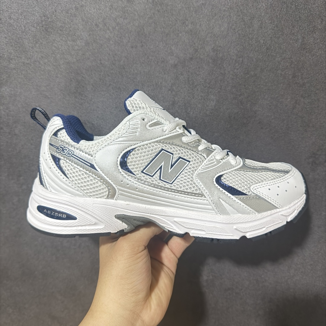 【公司级】】New Balance NB530 新百伦复古透气跑步鞋 以皮革为主的人气轮廓 以极具复古风范的跑鞋外观呈现 设计上全鞋以简约清爽的纯白色作基底 鞋身覆盖大面积织物网眼材质 并于鞋头、鞋带孔眼片等细节处点缀对比鲜明的反光银镀层凸显 鞋舌、侧身等位置则辅以一贯的「N」字标志和品牌徽标彰显身份 最后通过搭载的 ABZORB 缓震中底完善整体造型 货号：MR530SD 尺码：36-45带半码-选品中心