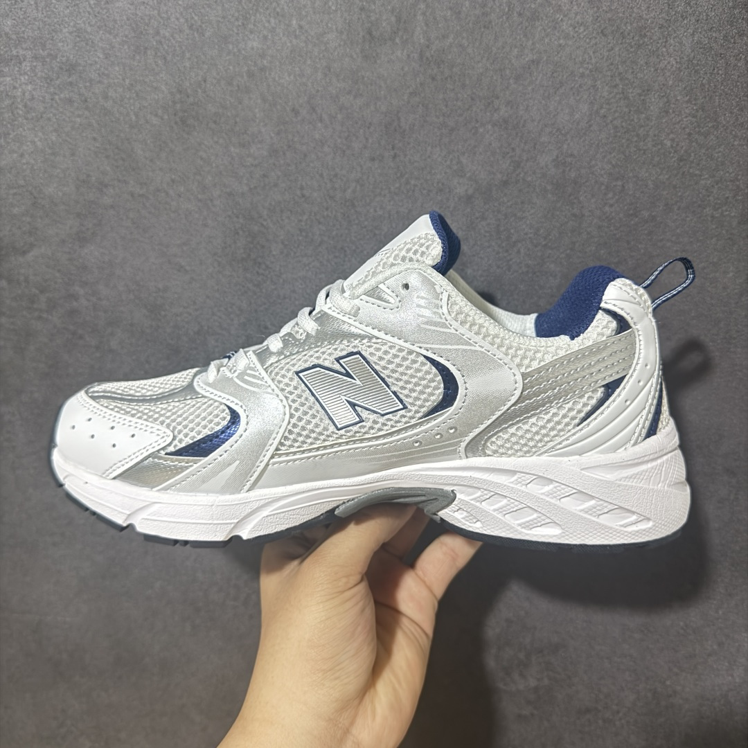 图片[2]-【公司级】】New Balance NB530 新百伦复古透气跑步鞋 以皮革为主的人气轮廓 以极具复古风范的跑鞋外观呈现 设计上全鞋以简约清爽的纯白色作基底 鞋身覆盖大面积织物网眼材质 并于鞋头、鞋带孔眼片等细节处点缀对比鲜明的反光银镀层凸显 鞋舌、侧身等位置则辅以一贯的「N」字标志和品牌徽标彰显身份 最后通过搭载的 ABZORB 缓震中底完善整体造型 货号：MR530SD 尺码：36-45带半码-选品中心