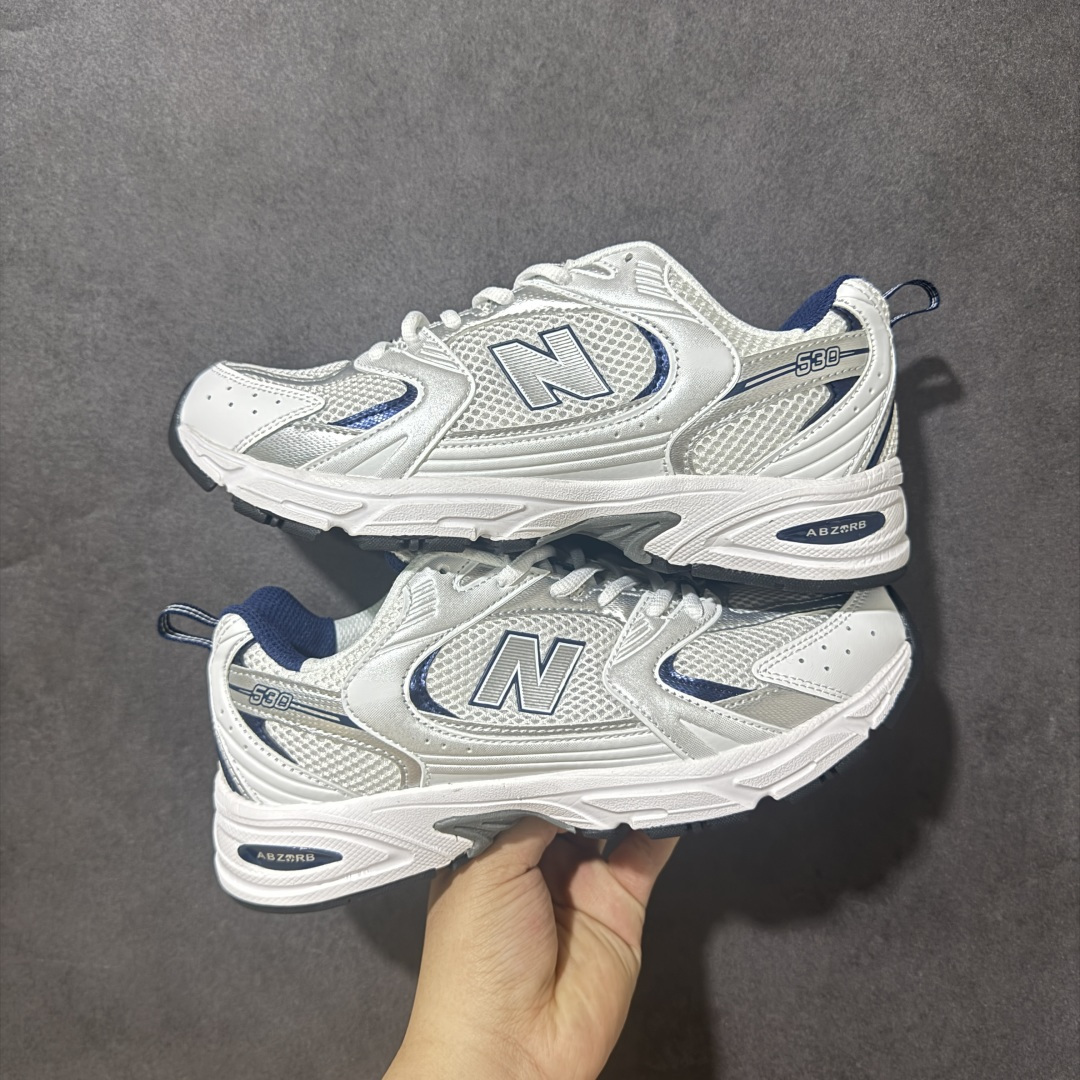 【公司级】】New Balance NB530 新百伦复古透气跑步鞋 以皮革为主的人气轮廓 以极具复古风范的跑鞋外观呈现 设计上全鞋以简约清爽的纯白色作基底 鞋身覆盖大面积织物网眼材质 并于鞋头、鞋带孔眼片等细节处点缀对比鲜明的反光银镀层凸显 鞋舌、侧身等位置则辅以一贯的「N」字标志和品牌徽标彰显身份 最后通过搭载的 ABZORB 缓震中底完善整体造型 货号：MR530SD 尺码：36-45带半码-选品中心