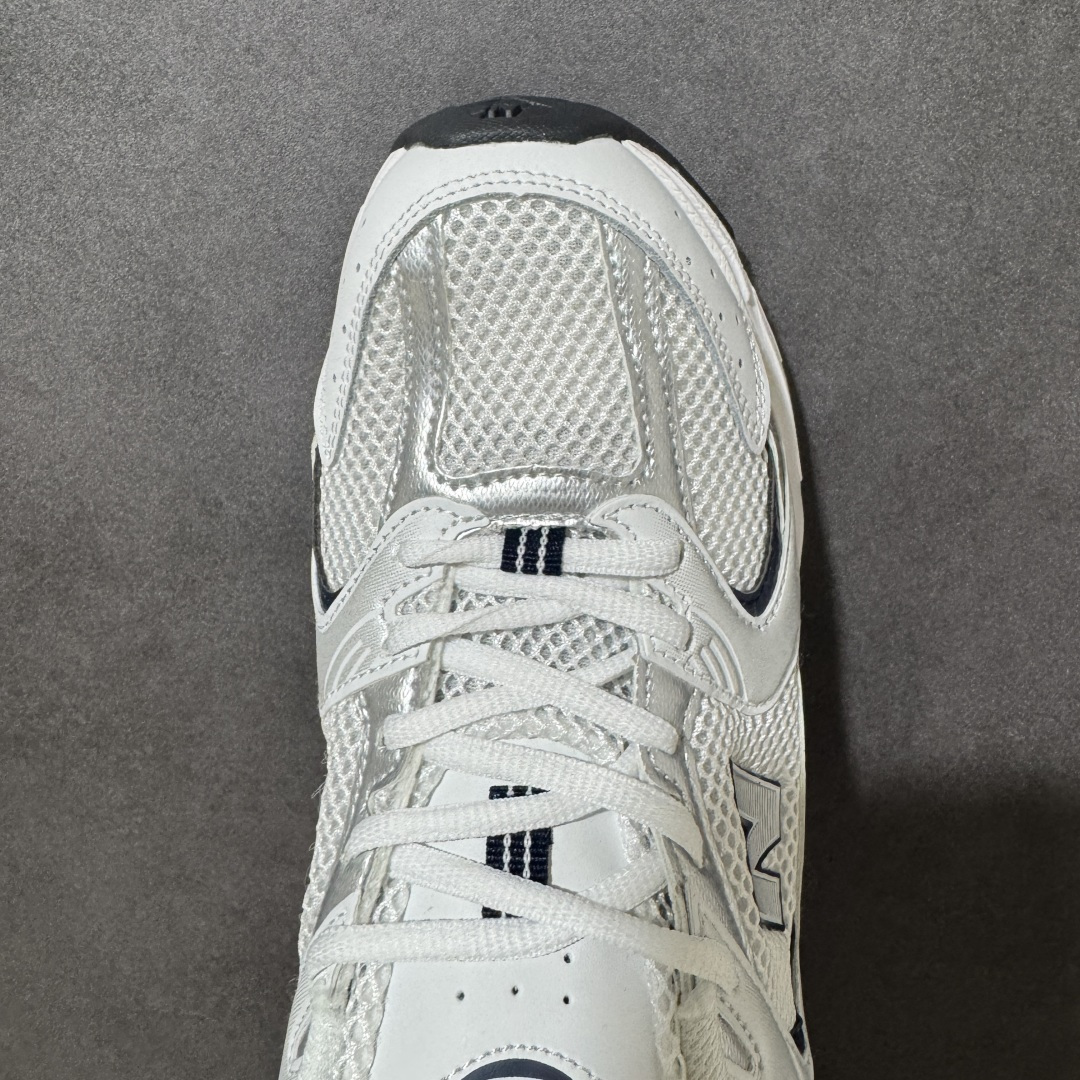 图片[5]-【公司级】】New Balance NB530 新百伦复古透气跑步鞋 以皮革为主的人气轮廓 以极具复古风范的跑鞋外观呈现 设计上全鞋以简约清爽的纯白色作基底 鞋身覆盖大面积织物网眼材质 并于鞋头、鞋带孔眼片等细节处点缀对比鲜明的反光银镀层凸显 鞋舌、侧身等位置则辅以一贯的「N」字标志和品牌徽标彰显身份 最后通过搭载的 ABZORB 缓震中底完善整体造型 货号：MR530SD 尺码：36-45带半码-选品中心
