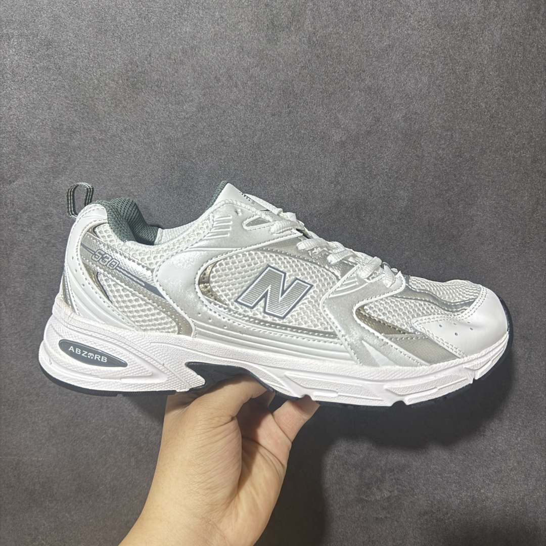 图片[9]-【公司级】】New Balance NB530 新百伦复古透气跑步鞋 以皮革为主的人气轮廓 以极具复古风范的跑鞋外观呈现 设计上全鞋以简约清爽的纯白色作基底 鞋身覆盖大面积织物网眼材质 并于鞋头、鞋带孔眼片等细节处点缀对比鲜明的反光银镀层凸显 鞋舌、侧身等位置则辅以一贯的「N」字标志和品牌徽标彰显身份 最后通过搭载的 ABZORB 缓震中底完善整体造型 货号：MR530SD 尺码：36-45带半码-选品中心