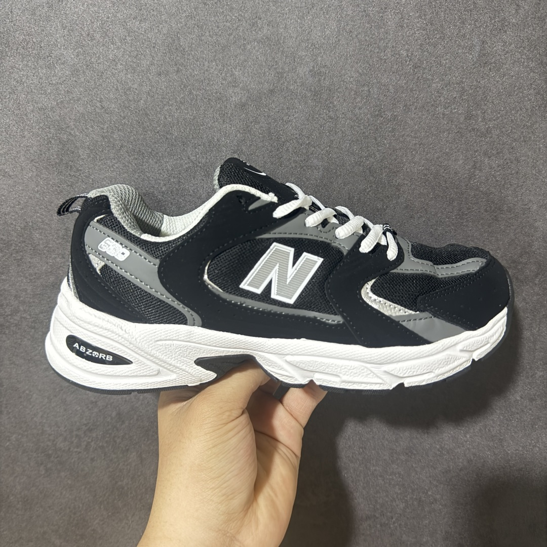 图片[10]-【公司级】】New Balance NB530 新百伦复古透气跑步鞋 以皮革为主的人气轮廓 以极具复古风范的跑鞋外观呈现 设计上全鞋以简约清爽的纯白色作基底 鞋身覆盖大面积织物网眼材质 并于鞋头、鞋带孔眼片等细节处点缀对比鲜明的反光银镀层凸显 鞋舌、侧身等位置则辅以一贯的「N」字标志和品牌徽标彰显身份 最后通过搭载的 ABZORB 缓震中底完善整体造型 货号：MR530SD 尺码：36-45带半码-选品中心