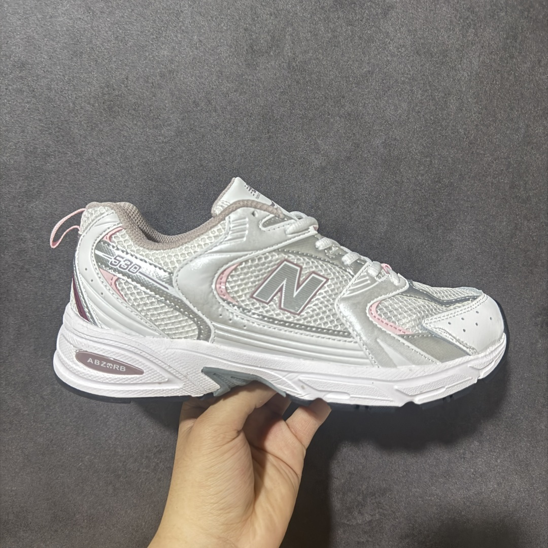 图片[3]-【公司级】】New Balance NB530 新百伦复古透气跑步鞋 以皮革为主的人气轮廓 以极具复古风范的跑鞋外观呈现 设计上全鞋以简约清爽的纯白色作基底 鞋身覆盖大面积织物网眼材质 并于鞋头、鞋带孔眼片等细节处点缀对比鲜明的反光银镀层凸显 鞋舌、侧身等位置则辅以一贯的「N」字标志和品牌徽标彰显身份 最后通过搭载的 ABZORB 缓震中底完善整体造型 货号：MR530SD 尺码：36-45带半码-选品中心