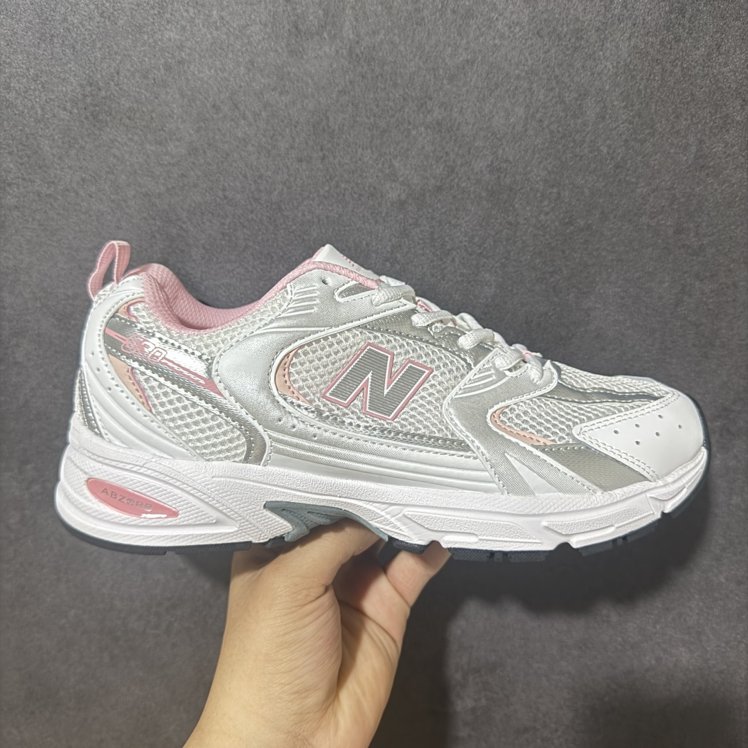 图片[6]-【公司级】】New Balance NB530 新百伦复古透气跑步鞋 以皮革为主的人气轮廓 以极具复古风范的跑鞋外观呈现 设计上全鞋以简约清爽的纯白色作基底 鞋身覆盖大面积织物网眼材质 并于鞋头、鞋带孔眼片等细节处点缀对比鲜明的反光银镀层凸显 鞋舌、侧身等位置则辅以一贯的「N」字标志和品牌徽标彰显身份 最后通过搭载的 ABZORB 缓震中底完善整体造型 货号：MR530SD 尺码：36-45带半码-选品中心
