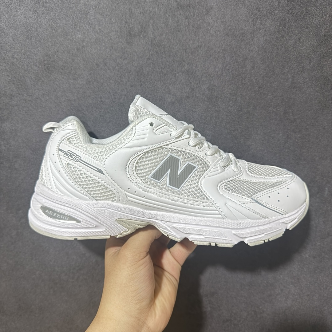 图片[4]-【公司级】】New Balance NB530 新百伦复古透气跑步鞋 以皮革为主的人气轮廓 以极具复古风范的跑鞋外观呈现 设计上全鞋以简约清爽的纯白色作基底 鞋身覆盖大面积织物网眼材质 并于鞋头、鞋带孔眼片等细节处点缀对比鲜明的反光银镀层凸显 鞋舌、侧身等位置则辅以一贯的「N」字标志和品牌徽标彰显身份 最后通过搭载的 ABZORB 缓震中底完善整体造型 货号：MR530SD 尺码：36-45带半码-选品中心