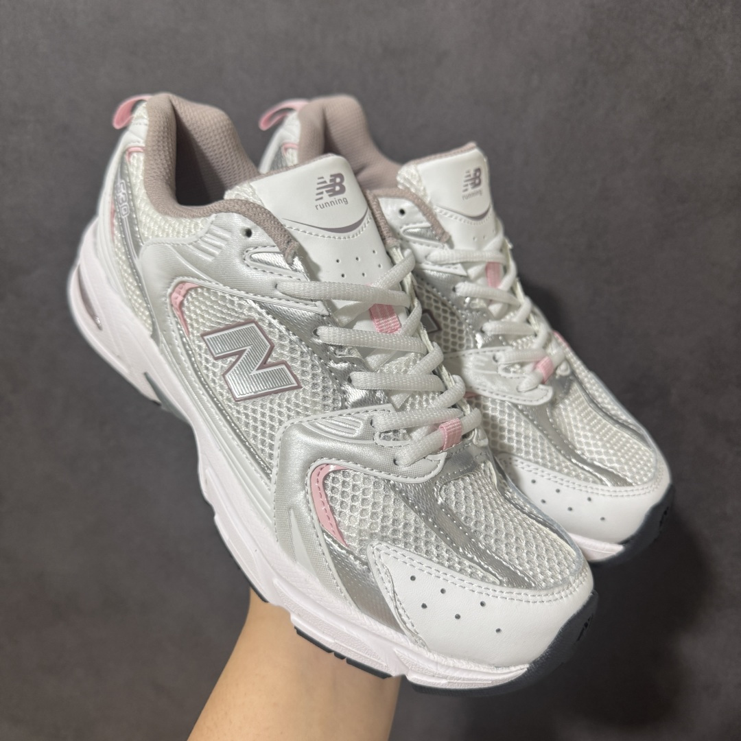 图片[3]-【公司级】】New Balance NB530 新百伦复古透气跑步鞋 以皮革为主的人气轮廓 以极具复古风范的跑鞋外观呈现 设计上全鞋以简约清爽的纯白色作基底 鞋身覆盖大面积织物网眼材质 并于鞋头、鞋带孔眼片等细节处点缀对比鲜明的反光银镀层凸显 鞋舌、侧身等位置则辅以一贯的「N」字标志和品牌徽标彰显身份 最后通过搭载的 ABZORB 缓震中底完善整体造型 货号：MR530SD 尺码：36-45带半码-选品中心