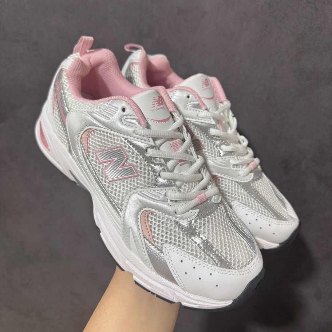 图片[6]-【公司级】】New Balance NB530 新百伦复古透气跑步鞋 以皮革为主的人气轮廓 以极具复古风范的跑鞋外观呈现 设计上全鞋以简约清爽的纯白色作基底 鞋身覆盖大面积织物网眼材质 并于鞋头、鞋带孔眼片等细节处点缀对比鲜明的反光银镀层凸显 鞋舌、侧身等位置则辅以一贯的「N」字标志和品牌徽标彰显身份 最后通过搭载的 ABZORB 缓震中底完善整体造型 货号：MR530SD 尺码：36-45带半码-选品中心
