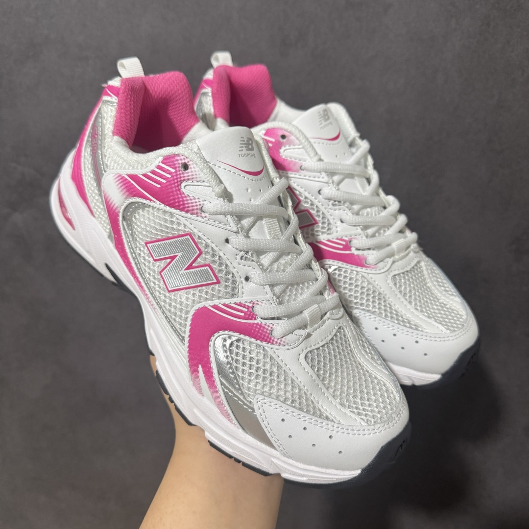 图片[8]-【公司级】】New Balance NB530 新百伦复古透气跑步鞋 以皮革为主的人气轮廓 以极具复古风范的跑鞋外观呈现 设计上全鞋以简约清爽的纯白色作基底 鞋身覆盖大面积织物网眼材质 并于鞋头、鞋带孔眼片等细节处点缀对比鲜明的反光银镀层凸显 鞋舌、侧身等位置则辅以一贯的「N」字标志和品牌徽标彰显身份 最后通过搭载的 ABZORB 缓震中底完善整体造型 货号：MR530SD 尺码：36-45带半码-选品中心