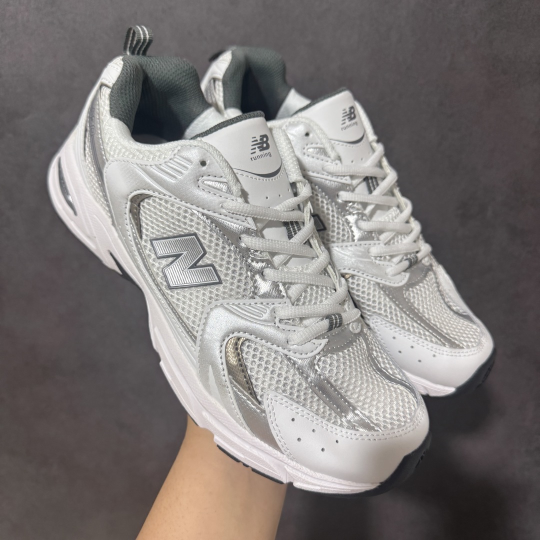 图片[9]-【公司级】】New Balance NB530 新百伦复古透气跑步鞋 以皮革为主的人气轮廓 以极具复古风范的跑鞋外观呈现 设计上全鞋以简约清爽的纯白色作基底 鞋身覆盖大面积织物网眼材质 并于鞋头、鞋带孔眼片等细节处点缀对比鲜明的反光银镀层凸显 鞋舌、侧身等位置则辅以一贯的「N」字标志和品牌徽标彰显身份 最后通过搭载的 ABZORB 缓震中底完善整体造型 货号：MR530SD 尺码：36-45带半码-选品中心