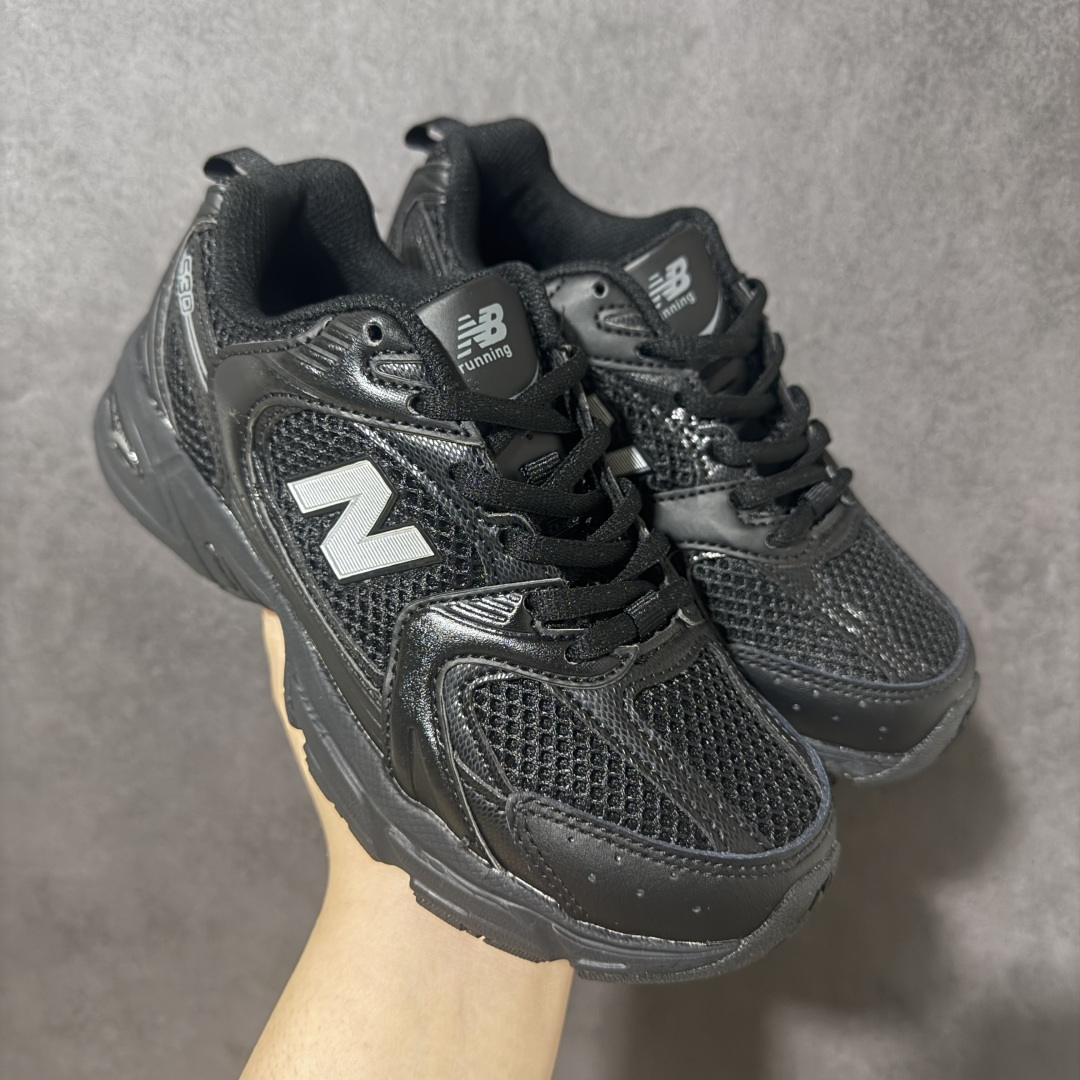 图片[7]-【公司级】】New Balance NB530 新百伦复古透气跑步鞋 以皮革为主的人气轮廓 以极具复古风范的跑鞋外观呈现 设计上全鞋以简约清爽的纯白色作基底 鞋身覆盖大面积织物网眼材质 并于鞋头、鞋带孔眼片等细节处点缀对比鲜明的反光银镀层凸显 鞋舌、侧身等位置则辅以一贯的「N」字标志和品牌徽标彰显身份 最后通过搭载的 ABZORB 缓震中底完善整体造型 货号：MR530SD 尺码：36-45带半码-选品中心