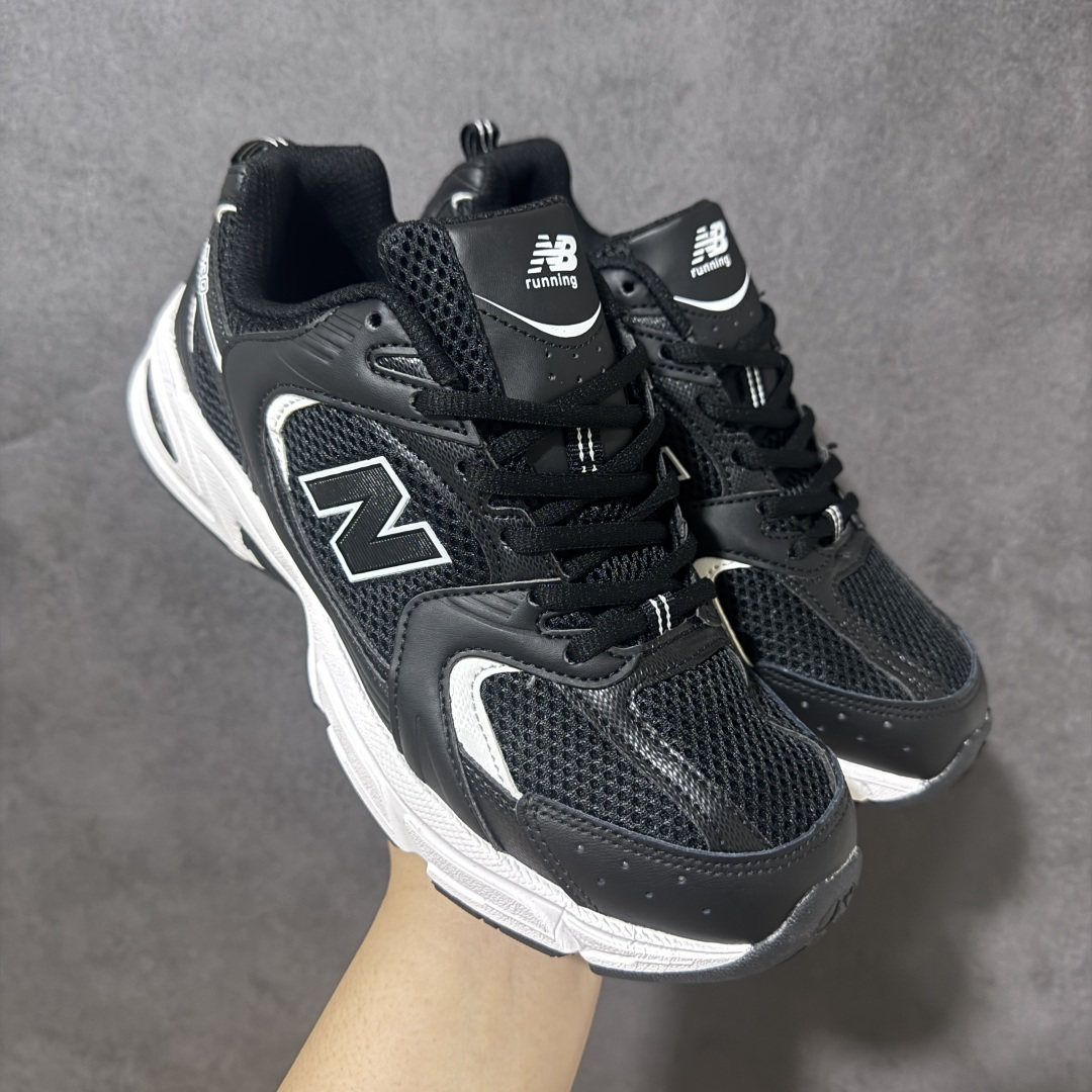 图片[2]-【公司级】】New Balance NB530 新百伦复古透气跑步鞋 以皮革为主的人气轮廓 以极具复古风范的跑鞋外观呈现 设计上全鞋以简约清爽的纯白色作基底 鞋身覆盖大面积织物网眼材质 并于鞋头、鞋带孔眼片等细节处点缀对比鲜明的反光银镀层凸显 鞋舌、侧身等位置则辅以一贯的「N」字标志和品牌徽标彰显身份 最后通过搭载的 ABZORB 缓震中底完善整体造型 货号：MR530SD 尺码：36-45带半码-选品中心