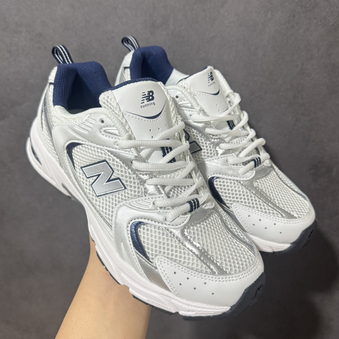 【公司级】】New Balance NB530 新百伦复古透气跑步鞋 以皮革为主的人气轮廓 以极具复古风范的跑鞋外观呈现 设计上全鞋以简约清爽的纯白色作基底 鞋身覆盖大面积织物网眼材质 并于鞋头、鞋带孔眼片等细节处点缀对比鲜明的反光银镀层凸显 鞋舌、侧身等位置则辅以一贯的「N」字标志和品牌徽标彰显身份 最后通过搭载的 ABZORB 缓震中底完善整体造型 货号：MR530SD 尺码：36-45带半码-选品中心