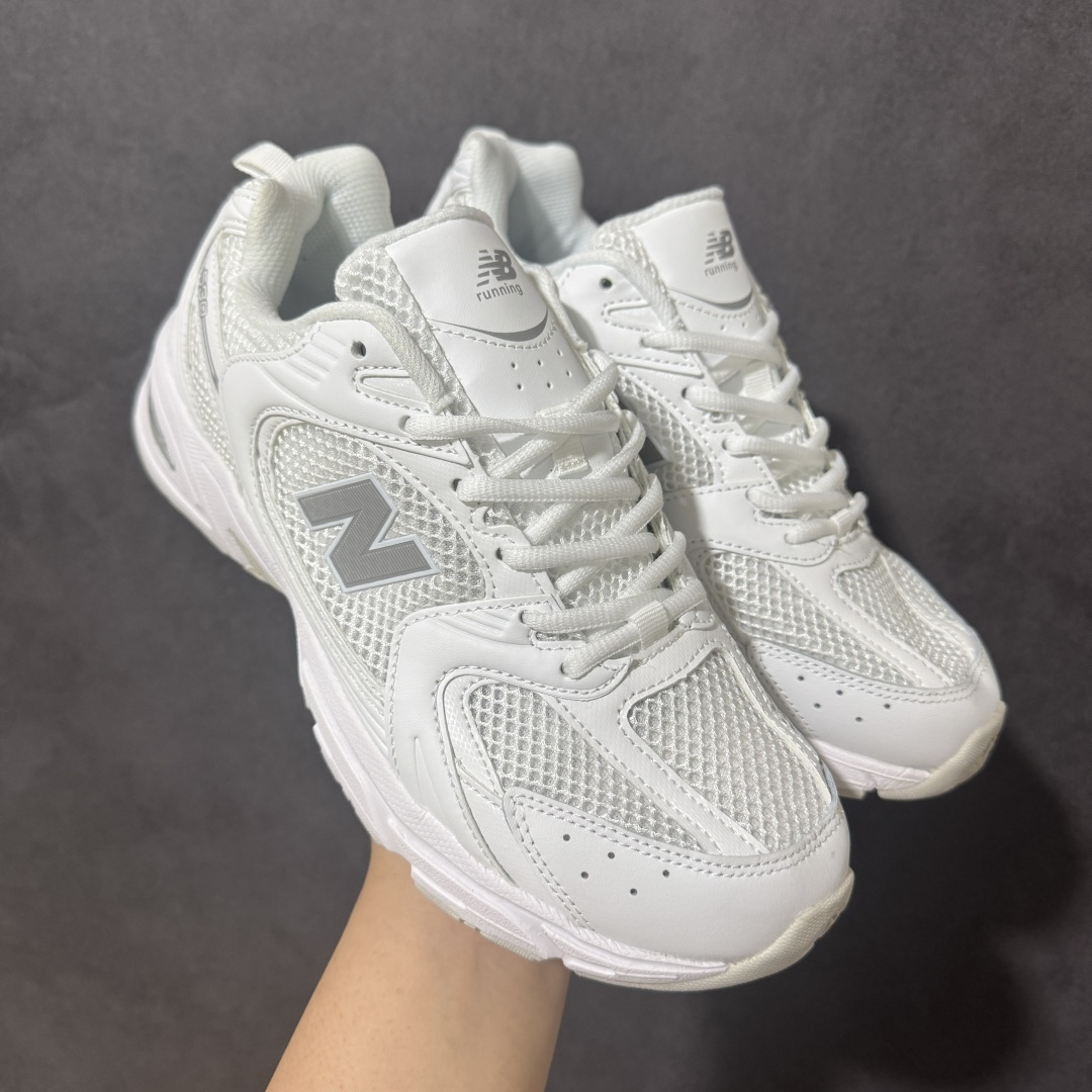图片[4]-【公司级】】New Balance NB530 新百伦复古透气跑步鞋 以皮革为主的人气轮廓 以极具复古风范的跑鞋外观呈现 设计上全鞋以简约清爽的纯白色作基底 鞋身覆盖大面积织物网眼材质 并于鞋头、鞋带孔眼片等细节处点缀对比鲜明的反光银镀层凸显 鞋舌、侧身等位置则辅以一贯的「N」字标志和品牌徽标彰显身份 最后通过搭载的 ABZORB 缓震中底完善整体造型 货号：MR530SD 尺码：36-45带半码-选品中心