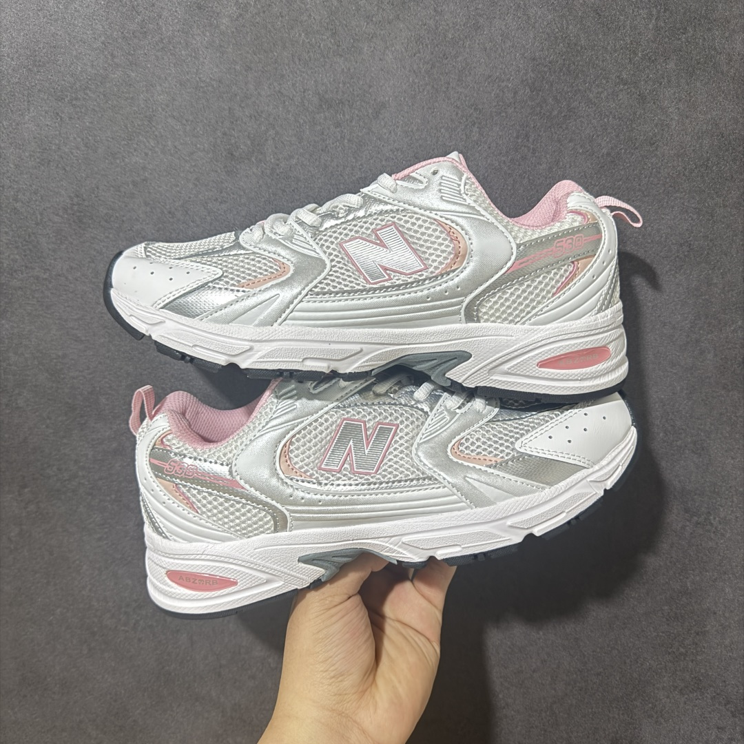 图片[6]-【公司级】】New Balance NB530 新百伦复古透气跑步鞋 以皮革为主的人气轮廓 以极具复古风范的跑鞋外观呈现 设计上全鞋以简约清爽的纯白色作基底 鞋身覆盖大面积织物网眼材质 并于鞋头、鞋带孔眼片等细节处点缀对比鲜明的反光银镀层凸显 鞋舌、侧身等位置则辅以一贯的「N」字标志和品牌徽标彰显身份 最后通过搭载的 ABZORB 缓震中底完善整体造型 货号：MR530SD 尺码：36-45带半码-选品中心