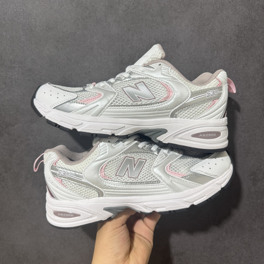 图片[3]-【公司级】】New Balance NB530 新百伦复古透气跑步鞋 以皮革为主的人气轮廓 以极具复古风范的跑鞋外观呈现 设计上全鞋以简约清爽的纯白色作基底 鞋身覆盖大面积织物网眼材质 并于鞋头、鞋带孔眼片等细节处点缀对比鲜明的反光银镀层凸显 鞋舌、侧身等位置则辅以一贯的「N」字标志和品牌徽标彰显身份 最后通过搭载的 ABZORB 缓震中底完善整体造型 货号：MR530SD 尺码：36-45带半码-选品中心