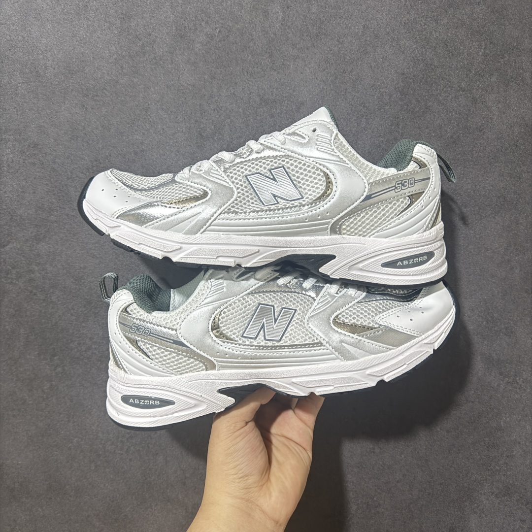 图片[9]-【公司级】】New Balance NB530 新百伦复古透气跑步鞋 以皮革为主的人气轮廓 以极具复古风范的跑鞋外观呈现 设计上全鞋以简约清爽的纯白色作基底 鞋身覆盖大面积织物网眼材质 并于鞋头、鞋带孔眼片等细节处点缀对比鲜明的反光银镀层凸显 鞋舌、侧身等位置则辅以一贯的「N」字标志和品牌徽标彰显身份 最后通过搭载的 ABZORB 缓震中底完善整体造型 货号：MR530SD 尺码：36-45带半码-选品中心