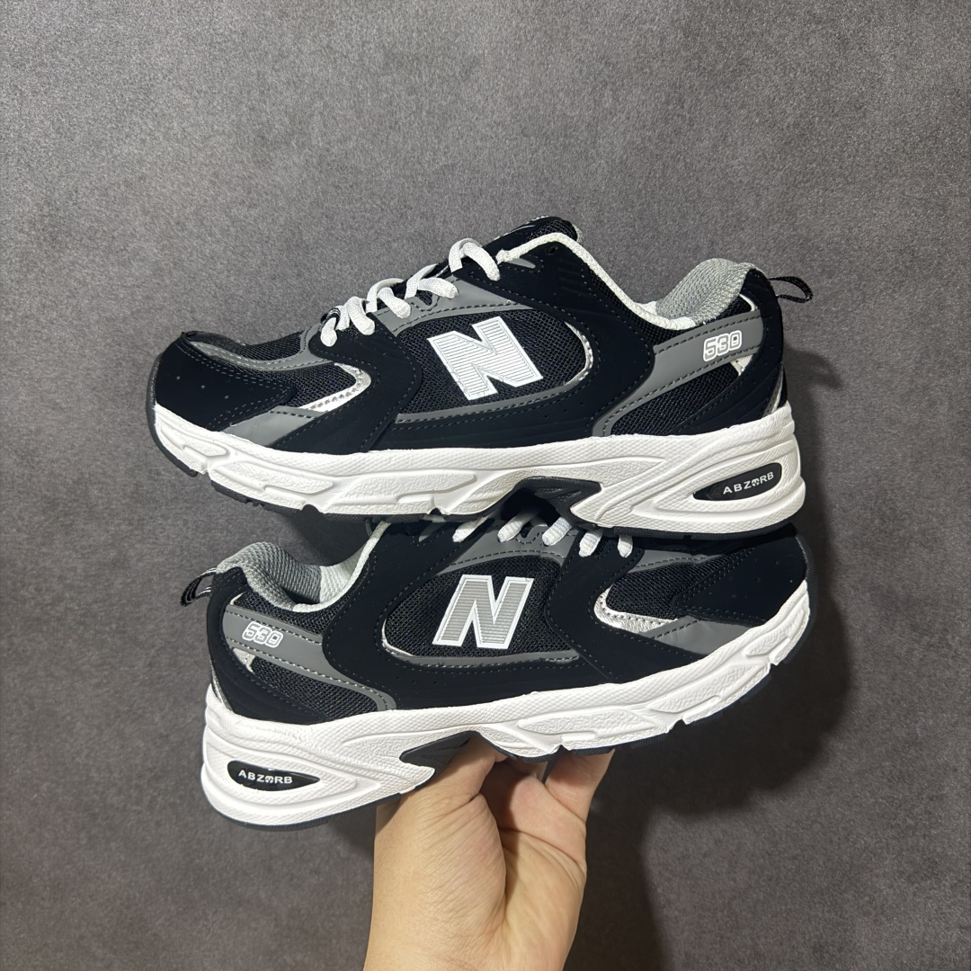 图片[10]-【公司级】】New Balance NB530 新百伦复古透气跑步鞋 以皮革为主的人气轮廓 以极具复古风范的跑鞋外观呈现 设计上全鞋以简约清爽的纯白色作基底 鞋身覆盖大面积织物网眼材质 并于鞋头、鞋带孔眼片等细节处点缀对比鲜明的反光银镀层凸显 鞋舌、侧身等位置则辅以一贯的「N」字标志和品牌徽标彰显身份 最后通过搭载的 ABZORB 缓震中底完善整体造型 货号：MR530SD 尺码：36-45带半码-选品中心