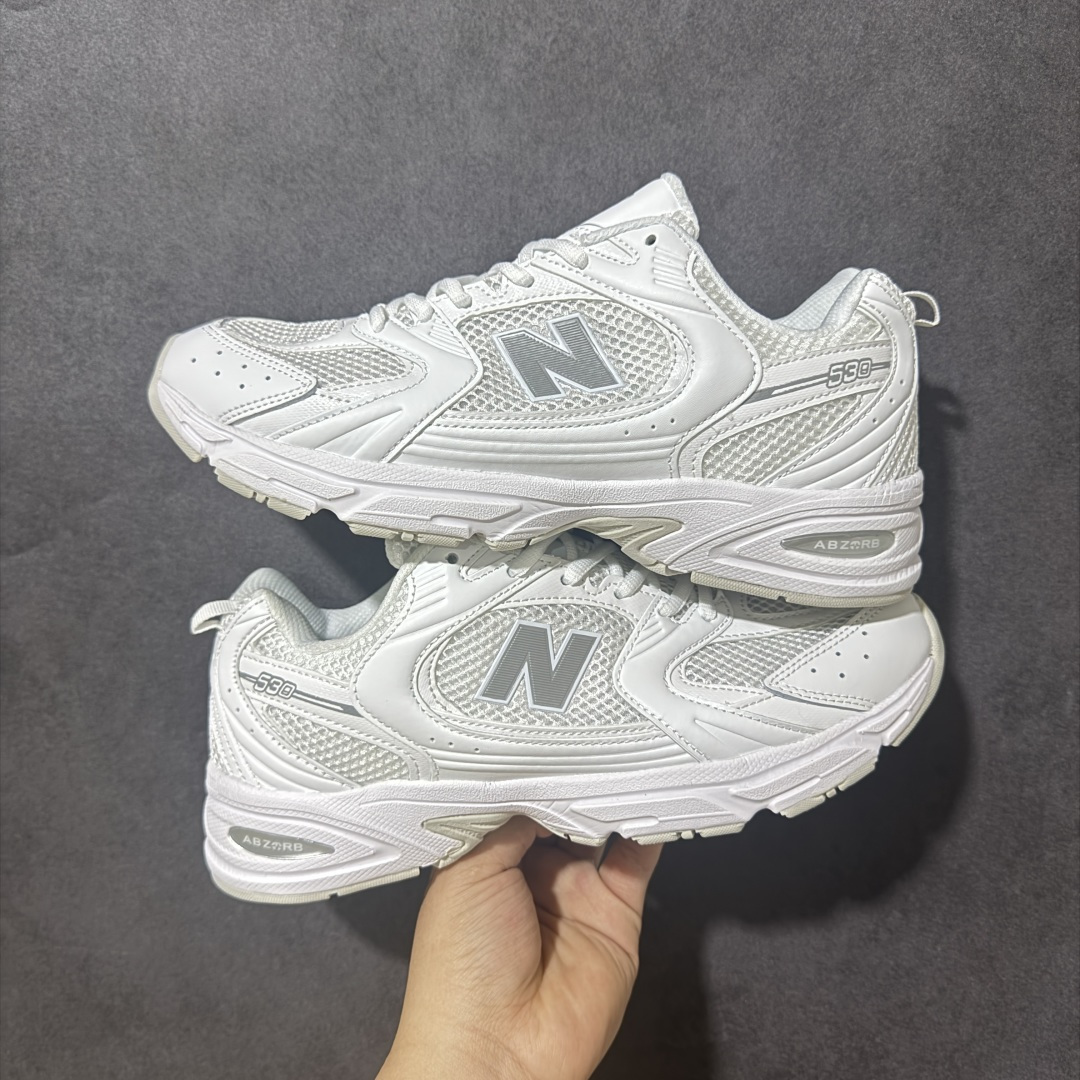 图片[4]-【公司级】】New Balance NB530 新百伦复古透气跑步鞋 以皮革为主的人气轮廓 以极具复古风范的跑鞋外观呈现 设计上全鞋以简约清爽的纯白色作基底 鞋身覆盖大面积织物网眼材质 并于鞋头、鞋带孔眼片等细节处点缀对比鲜明的反光银镀层凸显 鞋舌、侧身等位置则辅以一贯的「N」字标志和品牌徽标彰显身份 最后通过搭载的 ABZORB 缓震中底完善整体造型 货号：MR530SD 尺码：36-45带半码-选品中心