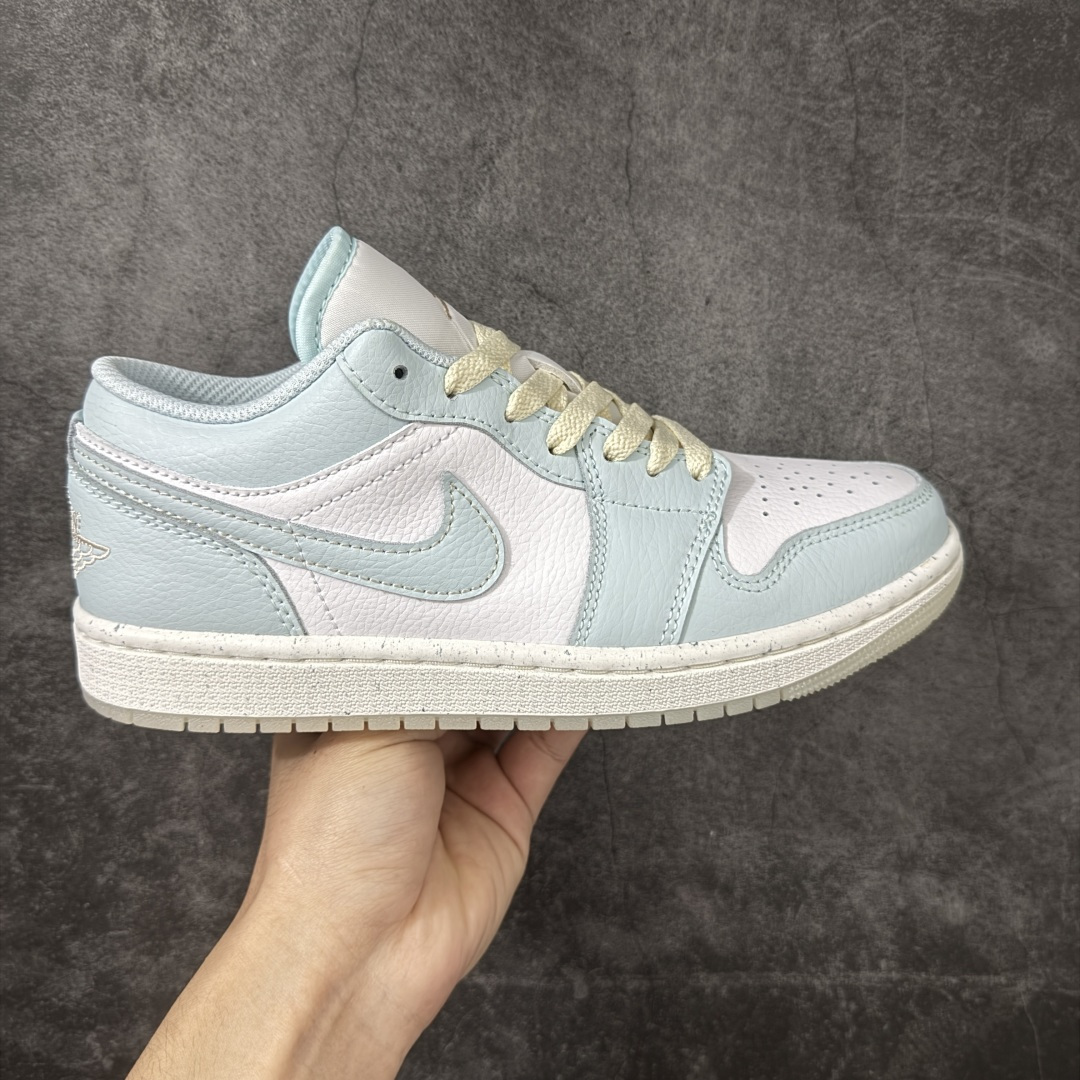 【DT纯原】Air Jordan 1 AJ1 乔一 低帮复古篮球鞋 男女同款 蓝白 HJ5999-400  市面中低帮最具代表性版本没有之一 口碑大厂出品 品控大底版型不断改良更新 全套原纸板楦头开发 确保原汁原味 完美呈现版型 完美零毛边处理 原厂内置全掌气垫 价格定位良心 平台专用代工流水线出品 一眼公司既视感 拿到手的一瞬间就与众不同 碾压市面所有版本 全部原鞋开发 每一个配色都会采购原鞋确认细节 打破市面看图做货无好货之说 尺码：35.5-46-选品中心