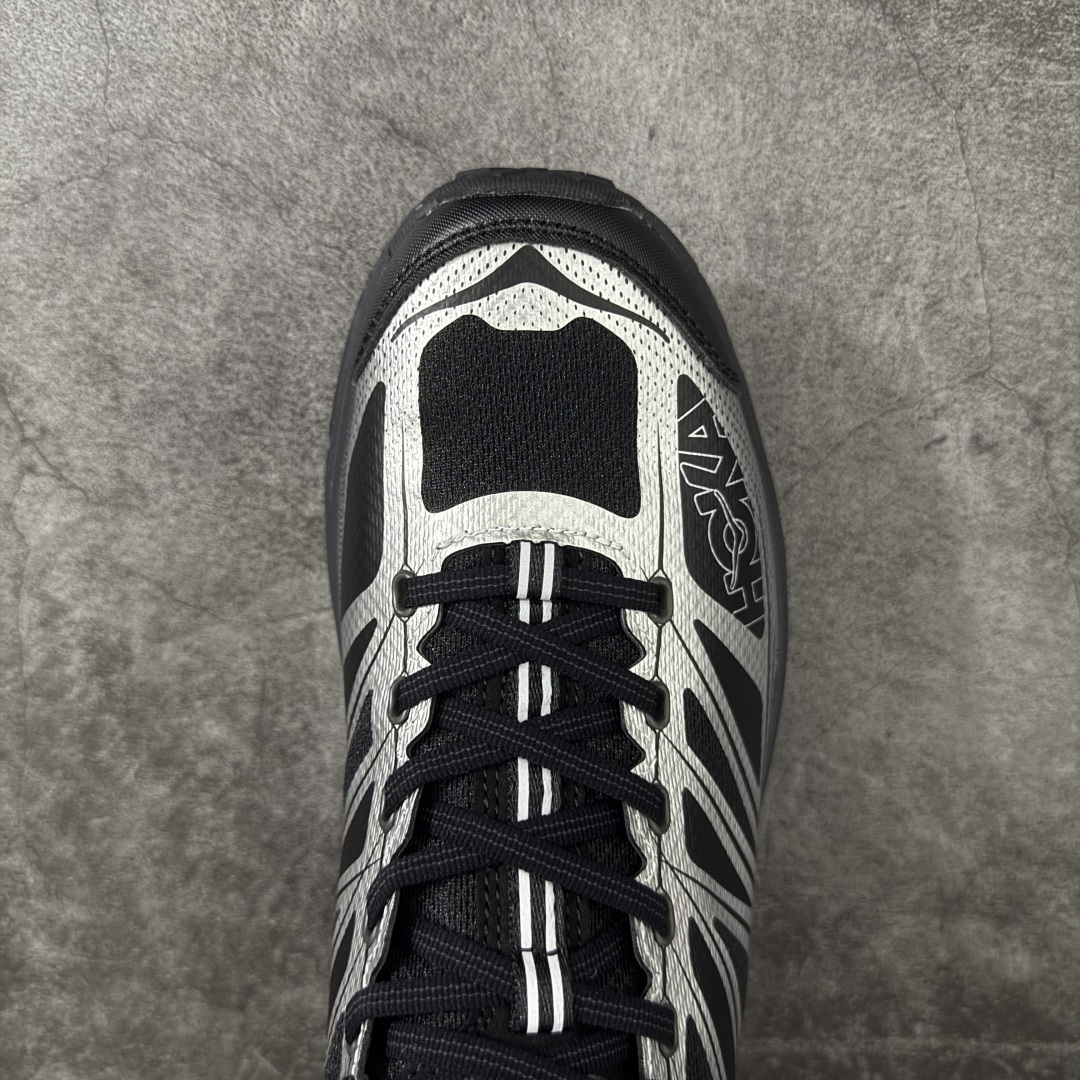 图片[5]-【纯原H版】HOKA ONE ONE Mafate Speed 2 Low 玛法特2代系列低帮轻量户外越野休闲运动慢跑鞋 正确组合底 市场顶级版本 上脚赞到报爆 轻盈舒适 鞋面采用超轻的无缝架构 轻薄的TPU贴在透气的鞋面材料上 减轻重量同时也保证了支撑性 鞋底采用滚动平衡技术 引导跑者回归自然步态 祖传的神奇EVA材质中底依旧是一如既往地表现优秀 能提供充足的缓震 作为HOKA家的越野跑鞋 VIBRAM 橡胶大底也是必不可少的 即便在复杂湿滑的地形 依旧能有良好的抓地力及稳定性 鞋带采用了弹性不易松脱的扁宽弹性鞋带 前掌与中掌部分也进行了加宽 也更加适合亚洲人的脚型 是一款十分全面且足够强悍的户外硬核越野鞋 日常搭配的话短裤是基本不挑 阔腿裤 工装裤以及各种长筒牛仔裤都可以 尺码：36 36.5 37.5 38 38.5 39 40 40.5 41 42 42.5 43 44 44.5 45-选品中心