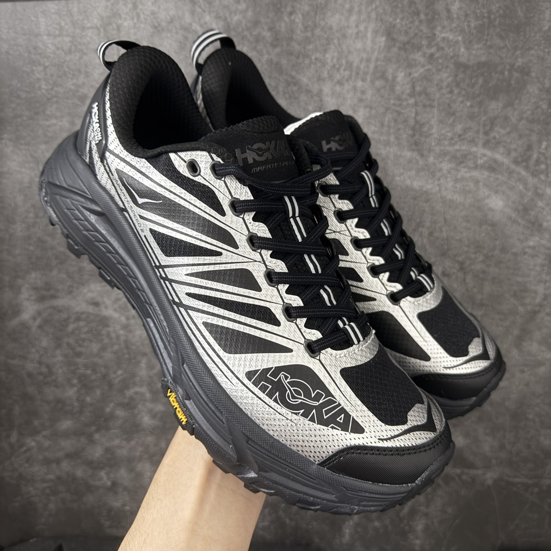 【纯原H版】HOKA ONE ONE Mafate Speed 2 Low 玛法特2代系列低帮轻量户外越野休闲运动慢跑鞋 正确组合底 市场顶级版本 上脚赞到报爆 轻盈舒适 鞋面采用超轻的无缝架构 轻薄的TPU贴在透气的鞋面材料上 减轻重量同时也保证了支撑性 鞋底采用滚动平衡技术 引导跑者回归自然步态 祖传的神奇EVA材质中底依旧是一如既往地表现优秀 能提供充足的缓震 作为HOKA家的越野跑鞋 VIBRAM 橡胶大底也是必不可少的 即便在复杂湿滑的地形 依旧能有良好的抓地力及稳定性 鞋带采用了弹性不易松脱的扁宽弹性鞋带 前掌与中掌部分也进行了加宽 也更加适合亚洲人的脚型 是一款十分全面且足够强悍的户外硬核越野鞋 日常搭配的话短裤是基本不挑 阔腿裤 工装裤以及各种长筒牛仔裤都可以 尺码：36 36.5 37.5 38 38.5 39 40 40.5 41 42 42.5 43 44 44.5 45-选品中心