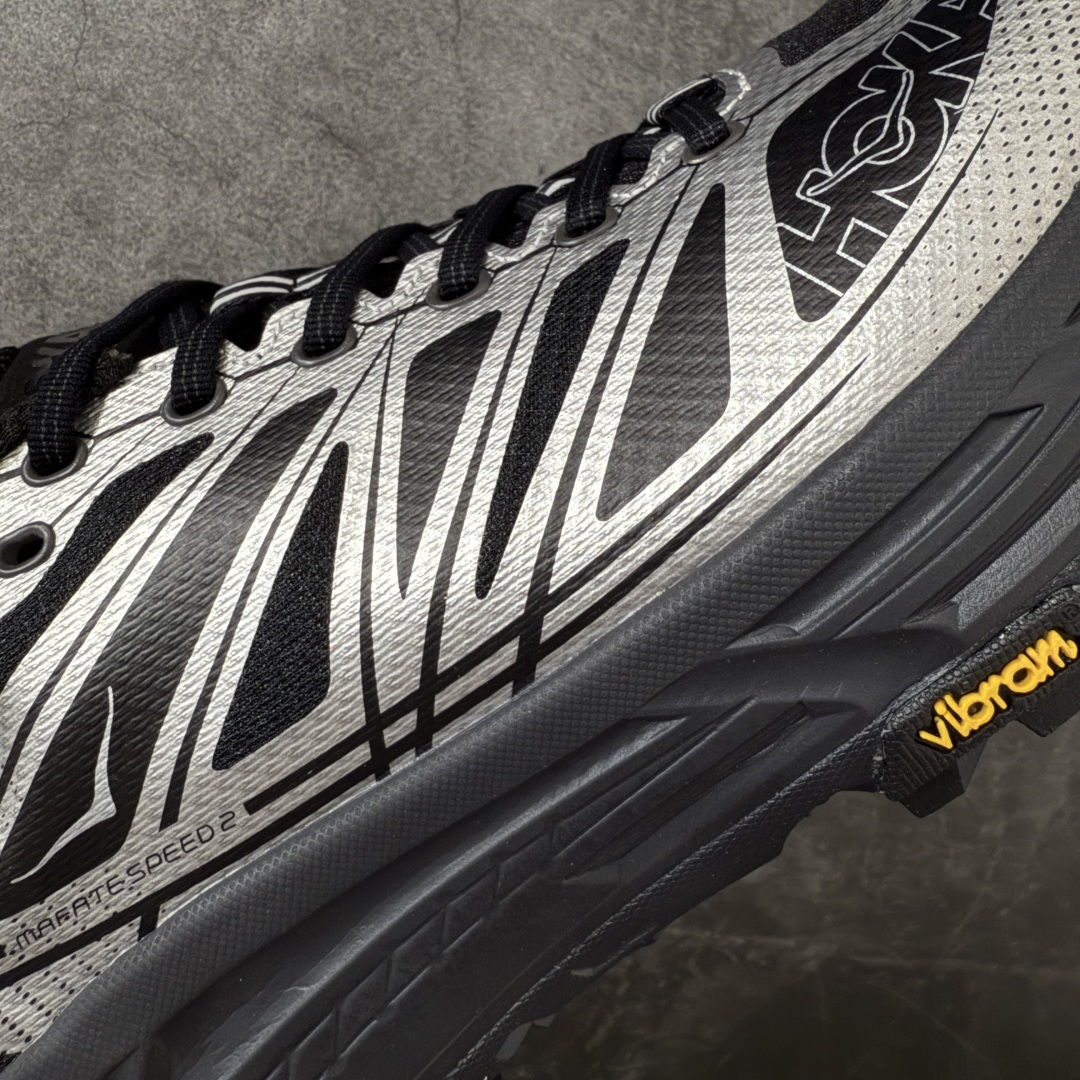 图片[4]-【纯原H版】HOKA ONE ONE Mafate Speed 2 Low 玛法特2代系列低帮轻量户外越野休闲运动慢跑鞋 正确组合底 市场顶级版本 上脚赞到报爆 轻盈舒适 鞋面采用超轻的无缝架构 轻薄的TPU贴在透气的鞋面材料上 减轻重量同时也保证了支撑性 鞋底采用滚动平衡技术 引导跑者回归自然步态 祖传的神奇EVA材质中底依旧是一如既往地表现优秀 能提供充足的缓震 作为HOKA家的越野跑鞋 VIBRAM 橡胶大底也是必不可少的 即便在复杂湿滑的地形 依旧能有良好的抓地力及稳定性 鞋带采用了弹性不易松脱的扁宽弹性鞋带 前掌与中掌部分也进行了加宽 也更加适合亚洲人的脚型 是一款十分全面且足够强悍的户外硬核越野鞋 日常搭配的话短裤是基本不挑 阔腿裤 工装裤以及各种长筒牛仔裤都可以 尺码：36 36.5 37.5 38 38.5 39 40 40.5 41 42 42.5 43 44 44.5 45-选品中心