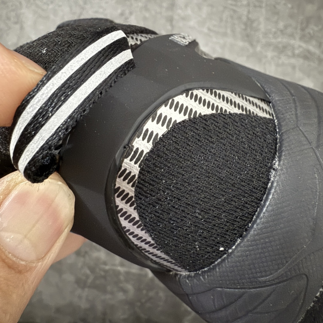 图片[2]-【纯原H版】HOKA ONE ONE Mafate Speed 2 Low 玛法特2代系列低帮轻量户外越野休闲运动慢跑鞋 正确组合底 市场顶级版本 上脚赞到报爆 轻盈舒适 鞋面采用超轻的无缝架构 轻薄的TPU贴在透气的鞋面材料上 减轻重量同时也保证了支撑性 鞋底采用滚动平衡技术 引导跑者回归自然步态 祖传的神奇EVA材质中底依旧是一如既往地表现优秀 能提供充足的缓震 作为HOKA家的越野跑鞋 VIBRAM 橡胶大底也是必不可少的 即便在复杂湿滑的地形 依旧能有良好的抓地力及稳定性 鞋带采用了弹性不易松脱的扁宽弹性鞋带 前掌与中掌部分也进行了加宽 也更加适合亚洲人的脚型 是一款十分全面且足够强悍的户外硬核越野鞋 日常搭配的话短裤是基本不挑 阔腿裤 工装裤以及各种长筒牛仔裤都可以 尺码：36 36.5 37.5 38 38.5 39 40 40.5 41 42 42.5 43 44 44.5 45-选品中心