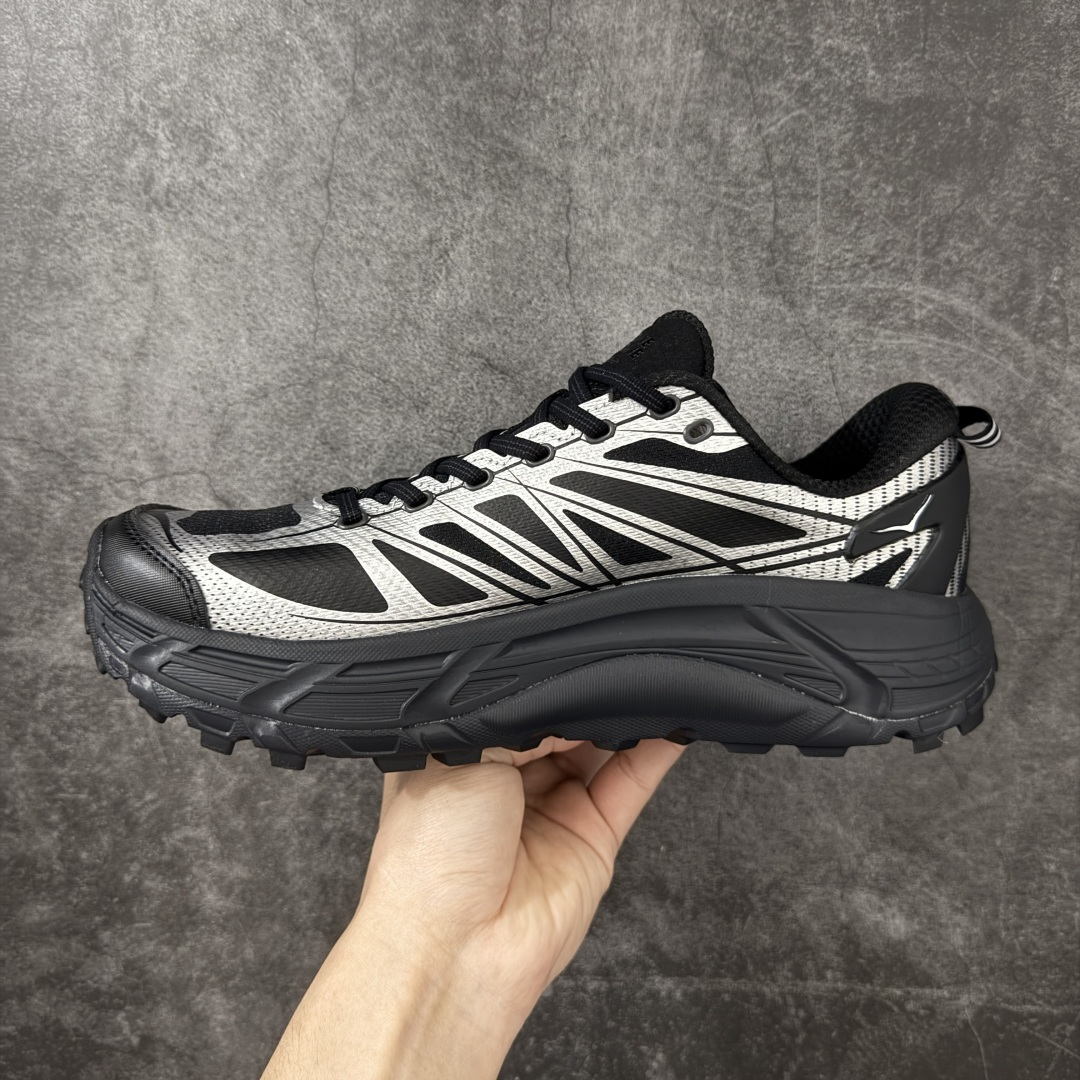 图片[2]-【纯原H版】HOKA ONE ONE Mafate Speed 2 Low 玛法特2代系列低帮轻量户外越野休闲运动慢跑鞋 正确组合底 市场顶级版本 上脚赞到报爆 轻盈舒适 鞋面采用超轻的无缝架构 轻薄的TPU贴在透气的鞋面材料上 减轻重量同时也保证了支撑性 鞋底采用滚动平衡技术 引导跑者回归自然步态 祖传的神奇EVA材质中底依旧是一如既往地表现优秀 能提供充足的缓震 作为HOKA家的越野跑鞋 VIBRAM 橡胶大底也是必不可少的 即便在复杂湿滑的地形 依旧能有良好的抓地力及稳定性 鞋带采用了弹性不易松脱的扁宽弹性鞋带 前掌与中掌部分也进行了加宽 也更加适合亚洲人的脚型 是一款十分全面且足够强悍的户外硬核越野鞋 日常搭配的话短裤是基本不挑 阔腿裤 工装裤以及各种长筒牛仔裤都可以 尺码：36 36.5 37.5 38 38.5 39 40 40.5 41 42 42.5 43 44 44.5 45-选品中心