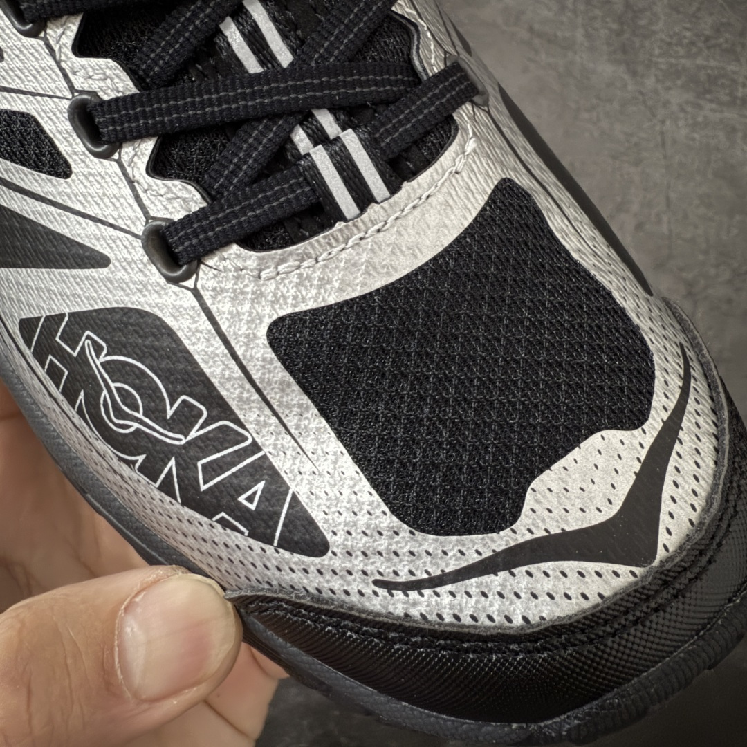 图片[5]-【纯原H版】HOKA ONE ONE Mafate Speed 2 Low 玛法特2代系列低帮轻量户外越野休闲运动慢跑鞋 正确组合底 市场顶级版本 上脚赞到报爆 轻盈舒适 鞋面采用超轻的无缝架构 轻薄的TPU贴在透气的鞋面材料上 减轻重量同时也保证了支撑性 鞋底采用滚动平衡技术 引导跑者回归自然步态 祖传的神奇EVA材质中底依旧是一如既往地表现优秀 能提供充足的缓震 作为HOKA家的越野跑鞋 VIBRAM 橡胶大底也是必不可少的 即便在复杂湿滑的地形 依旧能有良好的抓地力及稳定性 鞋带采用了弹性不易松脱的扁宽弹性鞋带 前掌与中掌部分也进行了加宽 也更加适合亚洲人的脚型 是一款十分全面且足够强悍的户外硬核越野鞋 日常搭配的话短裤是基本不挑 阔腿裤 工装裤以及各种长筒牛仔裤都可以 尺码：36 36.5 37.5 38 38.5 39 40 40.5 41 42 42.5 43 44 44.5 45-选品中心