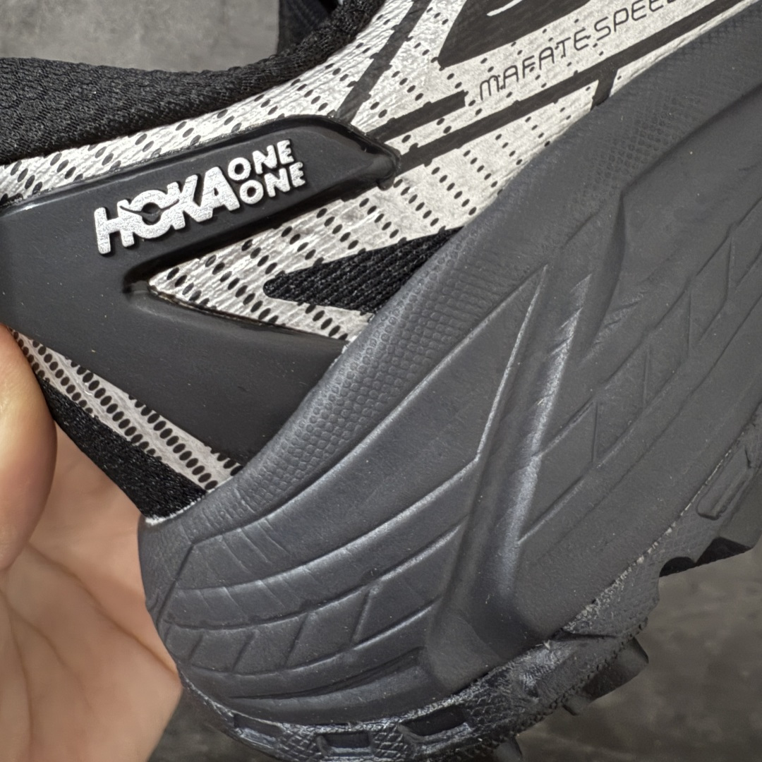 图片[3]-【纯原H版】HOKA ONE ONE Mafate Speed 2 Low 玛法特2代系列低帮轻量户外越野休闲运动慢跑鞋 正确组合底 市场顶级版本 上脚赞到报爆 轻盈舒适 鞋面采用超轻的无缝架构 轻薄的TPU贴在透气的鞋面材料上 减轻重量同时也保证了支撑性 鞋底采用滚动平衡技术 引导跑者回归自然步态 祖传的神奇EVA材质中底依旧是一如既往地表现优秀 能提供充足的缓震 作为HOKA家的越野跑鞋 VIBRAM 橡胶大底也是必不可少的 即便在复杂湿滑的地形 依旧能有良好的抓地力及稳定性 鞋带采用了弹性不易松脱的扁宽弹性鞋带 前掌与中掌部分也进行了加宽 也更加适合亚洲人的脚型 是一款十分全面且足够强悍的户外硬核越野鞋 日常搭配的话短裤是基本不挑 阔腿裤 工装裤以及各种长筒牛仔裤都可以 尺码：36 36.5 37.5 38 38.5 39 40 40.5 41 42 42.5 43 44 44.5 45-选品中心