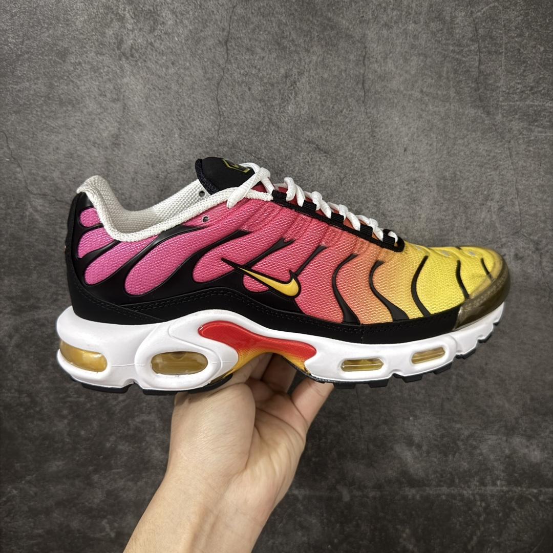 【Max纯原版】Nike Air Max Plus TN气垫系列跑鞋 全新一比一高端版本 真正的市场T1品质 更多配色陆续出货 真正的用心研发 一点一点抠出来的 品质 品控细节 随便闭眼对比市场任何版本 全套原纸板楦头开发 完美呈现版型 工艺流程均与原鞋保持一致 Turned Air 中底缓震技术 鞋面弧度与大底弧度一致 鞋头正确TPU材质 鞋面高频TPU材质1.0厚度 原鞋一致层次感 超越公司货的品控标准 多道QC质检 货号：DX0755-600 尺码：36 36.5 37.5 38 38.5 39 40 40.5 41 42 42.5 43 44 44.5 45 46-选品中心