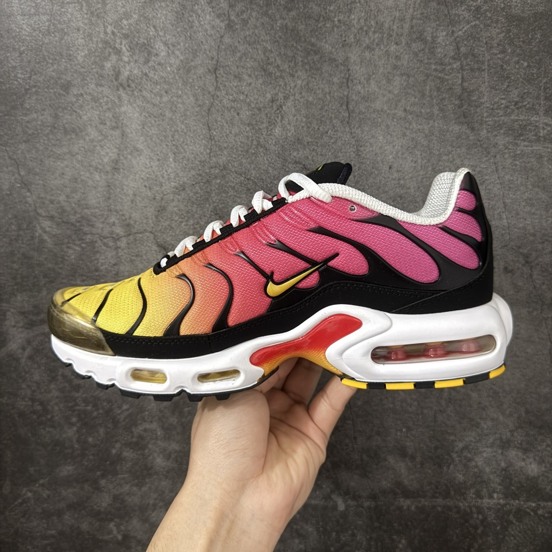 图片[2]-【Max纯原版】Nike Air Max Plus TN气垫系列跑鞋 全新一比一高端版本 真正的市场T1品质 更多配色陆续出货 真正的用心研发 一点一点抠出来的 品质 品控细节 随便闭眼对比市场任何版本 全套原纸板楦头开发 完美呈现版型 工艺流程均与原鞋保持一致 Turned Air 中底缓震技术 鞋面弧度与大底弧度一致 鞋头正确TPU材质 鞋面高频TPU材质1.0厚度 原鞋一致层次感 超越公司货的品控标准 多道QC质检 货号：DX0755-600 尺码：36 36.5 37.5 38 38.5 39 40 40.5 41 42 42.5 43 44 44.5 45 46-选品中心
