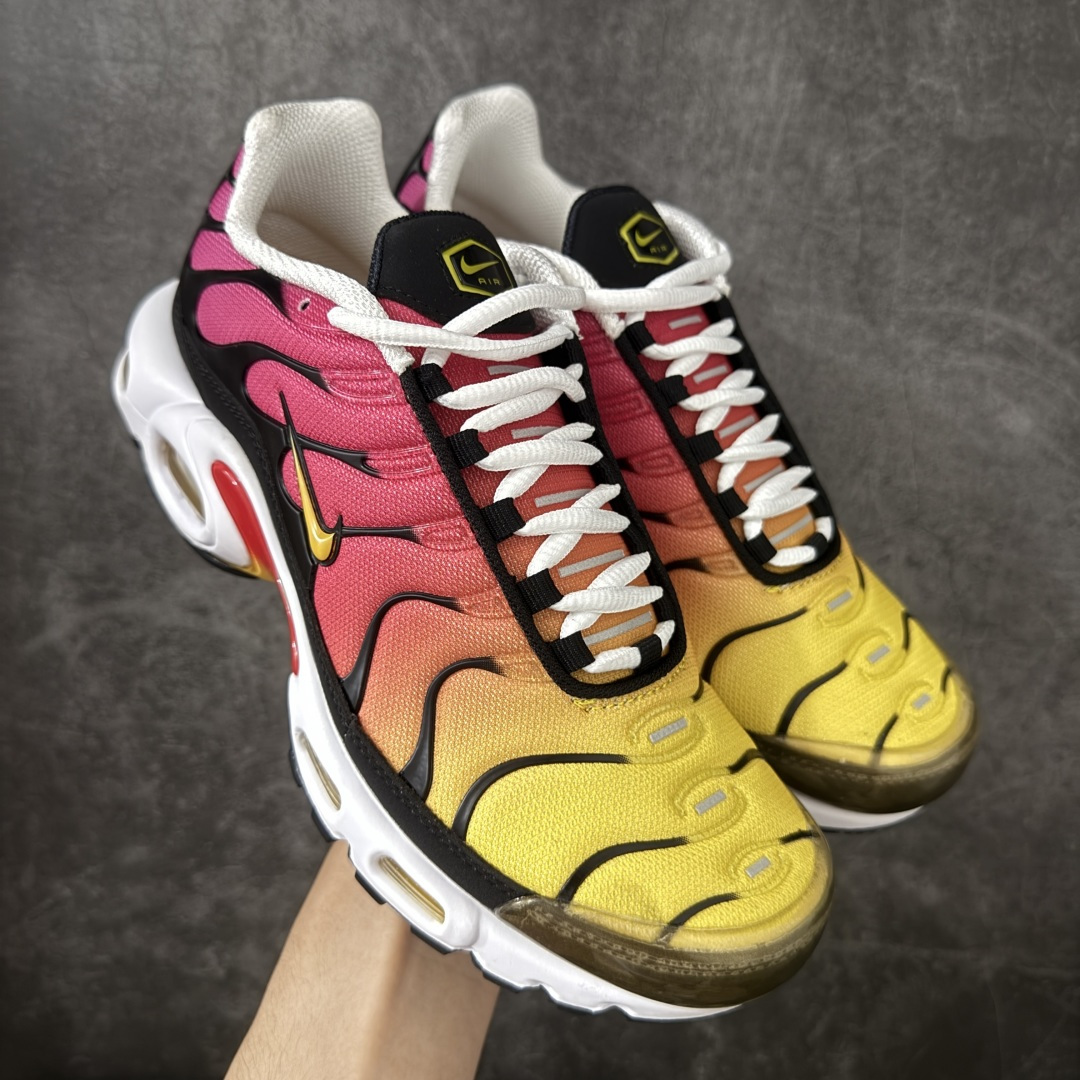 【Max纯原版】Nike Air Max Plus TN气垫系列跑鞋 全新一比一高端版本 真正的市场T1品质 更多配色陆续出货 真正的用心研发 一点一点抠出来的 品质 品控细节 随便闭眼对比市场任何版本 全套原纸板楦头开发 完美呈现版型 工艺流程均与原鞋保持一致 Turned Air 中底缓震技术 鞋面弧度与大底弧度一致 鞋头正确TPU材质 鞋面高频TPU材质1.0厚度 原鞋一致层次感 超越公司货的品控标准 多道QC质检 货号：DX0755-600 尺码：36 36.5 37.5 38 38.5 39 40 40.5 41 42 42.5 43 44 44.5 45 46-选品中心