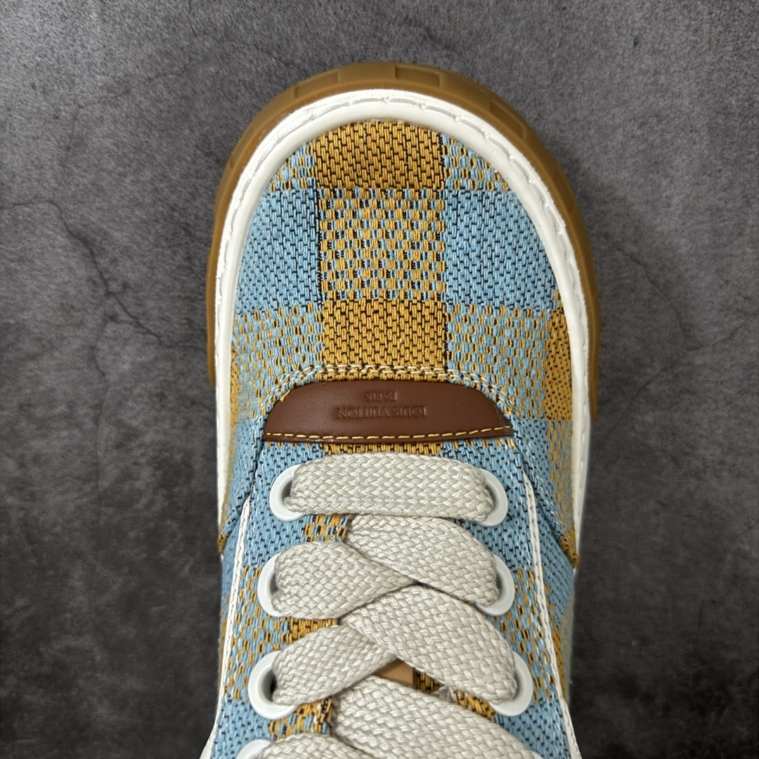 图片[5]-【专柜版/海淘代购】 LV 路易威登LOUIS VUITTON Tilted Low Sneakers 倾斜系列低帮复古休闲运动文化百搭板鞋 2026早春款板鞋 饼干鞋 市场最顶天花板 礼盒包装 正确细节 原鞋原材料1：1打造 完美版型做工 欢迎对比市场任何品质的货品 广东原产 升级原楦型开发纸版 包装说明书防尘布袋物件(附送官方快递加固牛皮纸外盒!!)#采用Monogram 丹宁布鞋面材质#鞋垫嵌入软脚感EVA物料#后跟耐弯折滴塑支撑片#全新开发TPR光泽组合隔色鞋底❗ 尺码：39 40 41 42 43 44 45 46-选品中心