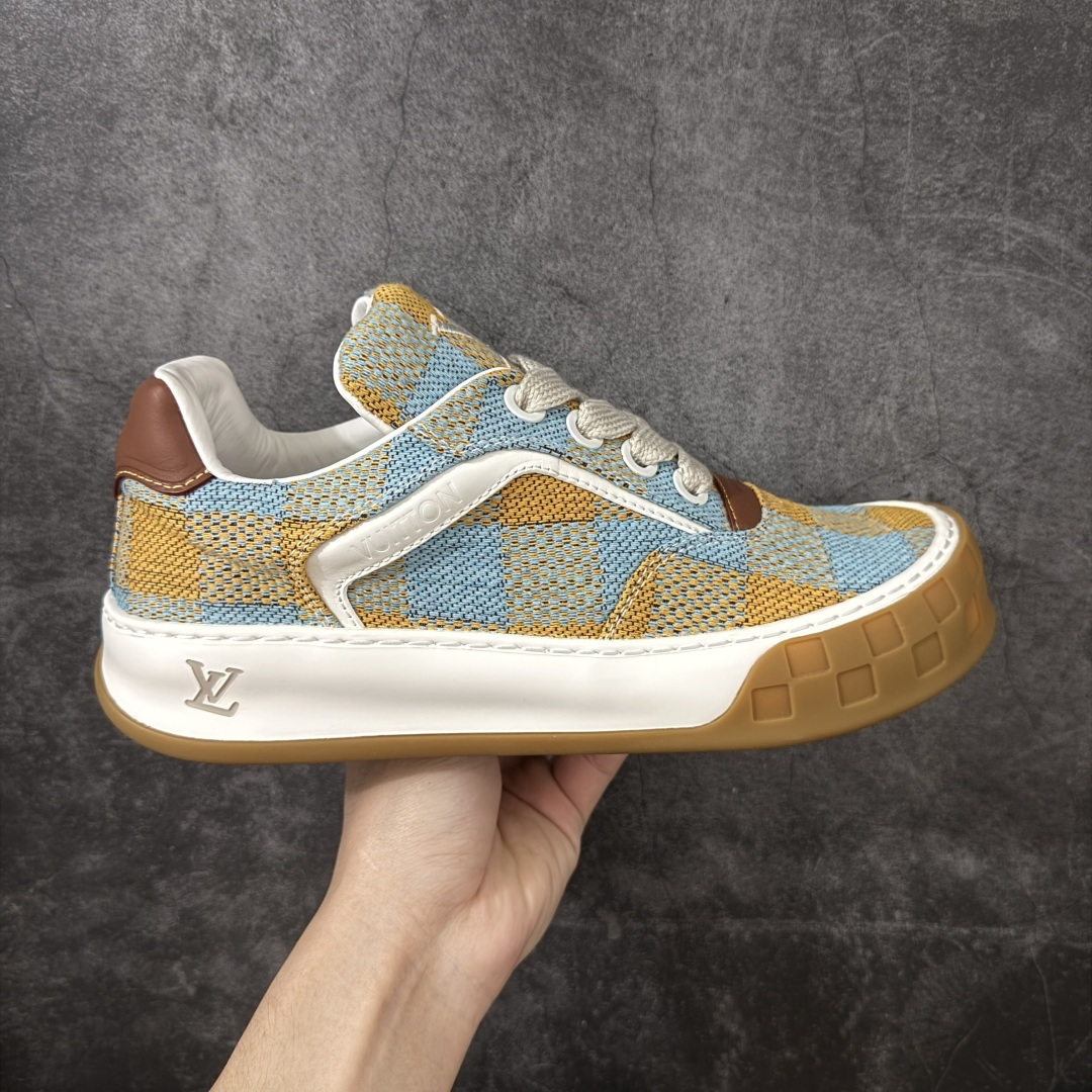 【专柜版/海淘代购】 LV 路易威登LOUIS VUITTON Tilted Low Sneakers 倾斜系列低帮复古休闲运动文化百搭板鞋 2026早春款板鞋 饼干鞋 市场最顶天花板 礼盒包装 正确细节 原鞋原材料1：1打造 完美版型做工 欢迎对比市场任何品质的货品 广东原产 升级原楦型开发纸版 包装说明书防尘布袋物件(附送官方快递加固牛皮纸外盒!!)#采用Monogram 丹宁布鞋面材质#鞋垫嵌入软脚感EVA物料#后跟耐弯折滴塑支撑片#全新开发TPR光泽组合隔色鞋底❗ 尺码：39 40 41 42 43 44 45 46-选品中心