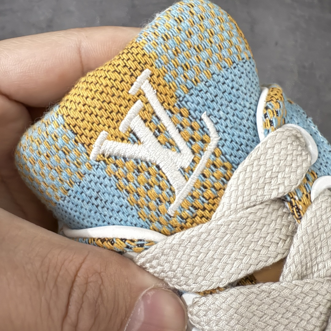 图片[6]-【专柜版/海淘代购】 LV 路易威登LOUIS VUITTON Tilted Low Sneakers 倾斜系列低帮复古休闲运动文化百搭板鞋 2026早春款板鞋 饼干鞋 市场最顶天花板 礼盒包装 正确细节 原鞋原材料1：1打造 完美版型做工 欢迎对比市场任何品质的货品 广东原产 升级原楦型开发纸版 包装说明书防尘布袋物件(附送官方快递加固牛皮纸外盒!!)#采用Monogram 丹宁布鞋面材质#鞋垫嵌入软脚感EVA物料#后跟耐弯折滴塑支撑片#全新开发TPR光泽组合隔色鞋底❗ 尺码：39 40 41 42 43 44 45 46-选品中心