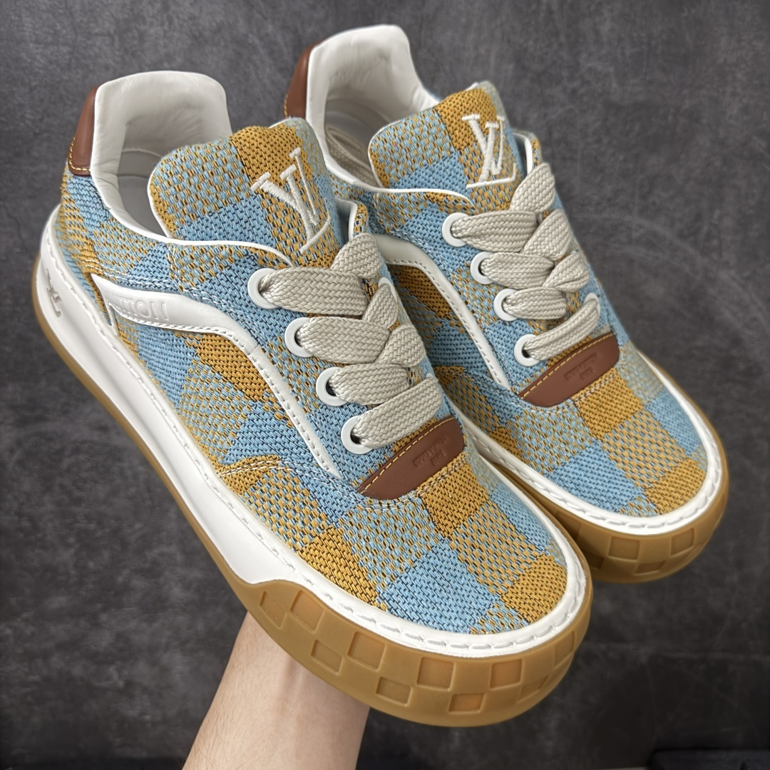 【专柜版/海淘代购】 LV 路易威登LOUIS VUITTON Tilted Low Sneakers 倾斜系列低帮复古休闲运动文化百搭板鞋 2026早春款板鞋 饼干鞋 市场最顶天花板 礼盒包装 正确细节 原鞋原材料1：1打造 完美版型做工 欢迎对比市场任何品质的货品 广东原产 升级原楦型开发纸版 包装说明书防尘布袋物件(附送官方快递加固牛皮纸外盒!!)#采用Monogram 丹宁布鞋面材质#鞋垫嵌入软脚感EVA物料#后跟耐弯折滴塑支撑片#全新开发TPR光泽组合隔色鞋底❗ 尺码：39 40 41 42 43 44 45 46-选品中心