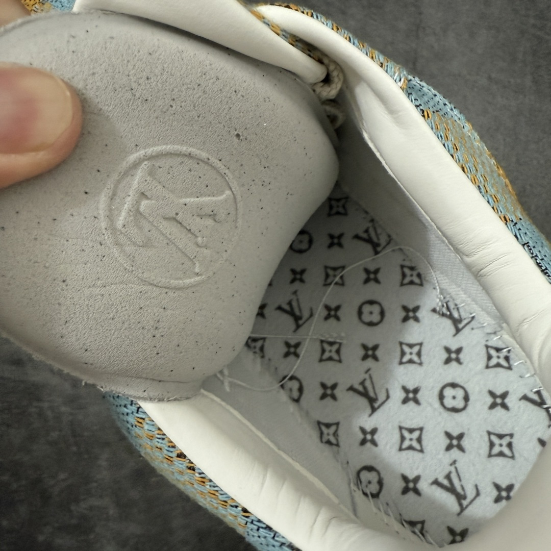 图片[9]-【专柜版/海淘代购】 LV 路易威登LOUIS VUITTON Tilted Low Sneakers 倾斜系列低帮复古休闲运动文化百搭板鞋 2026早春款板鞋 饼干鞋 市场最顶天花板 礼盒包装 正确细节 原鞋原材料1：1打造 完美版型做工 欢迎对比市场任何品质的货品 广东原产 升级原楦型开发纸版 包装说明书防尘布袋物件(附送官方快递加固牛皮纸外盒!!)#采用Monogram 丹宁布鞋面材质#鞋垫嵌入软脚感EVA物料#后跟耐弯折滴塑支撑片#全新开发TPR光泽组合隔色鞋底❗ 尺码：39 40 41 42 43 44 45 46-选品中心