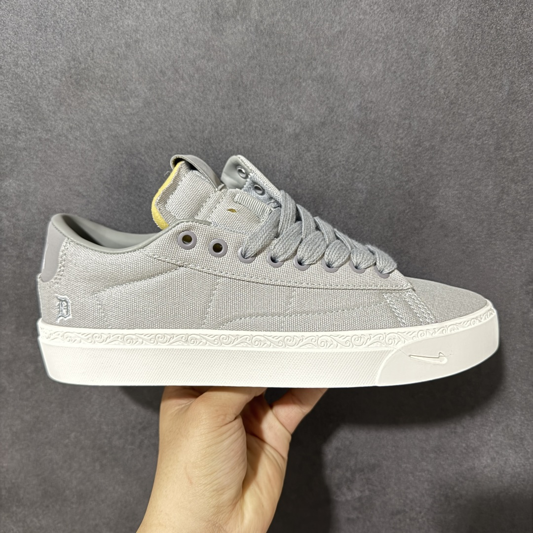 【公司级】Devin Booker x Nike Blazer Low Detroit Tigers 布克联名 后跟位置非常具有底特律街头味道的字体 D 代表布克的名字首字母 细看鞋底包边还暗藏浮雕刻画 后跟也标注了 Book 字样 和 D 结合起来就是 D Book 货号： HQ2054-001 尺码： 36 36.5 37.5 38 38.5 39 40 40.5 41 42 42.5 43 44 44.5 45-选品中心