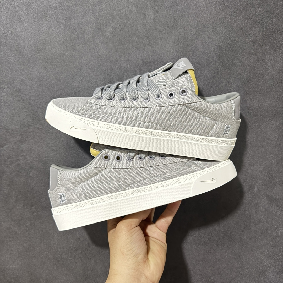 图片[9]-【公司级】Devin Booker x Nike Blazer Low Detroit Tigers 布克联名 后跟位置非常具有底特律街头味道的字体 D 代表布克的名字首字母 细看鞋底包边还暗藏浮雕刻画 后跟也标注了 Book 字样 和 D 结合起来就是 D Book 货号： HQ2054-001 尺码： 36 36.5 37.5 38 38.5 39 40 40.5 41 42 42.5 43 44 44.5 45-选品中心