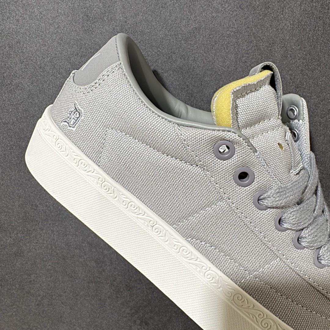 图片[7]-【公司级】Devin Booker x Nike Blazer Low Detroit Tigers 布克联名 后跟位置非常具有底特律街头味道的字体 D 代表布克的名字首字母 细看鞋底包边还暗藏浮雕刻画 后跟也标注了 Book 字样 和 D 结合起来就是 D Book 货号： HQ2054-001 尺码： 36 36.5 37.5 38 38.5 39 40 40.5 41 42 42.5 43 44 44.5 45-选品中心